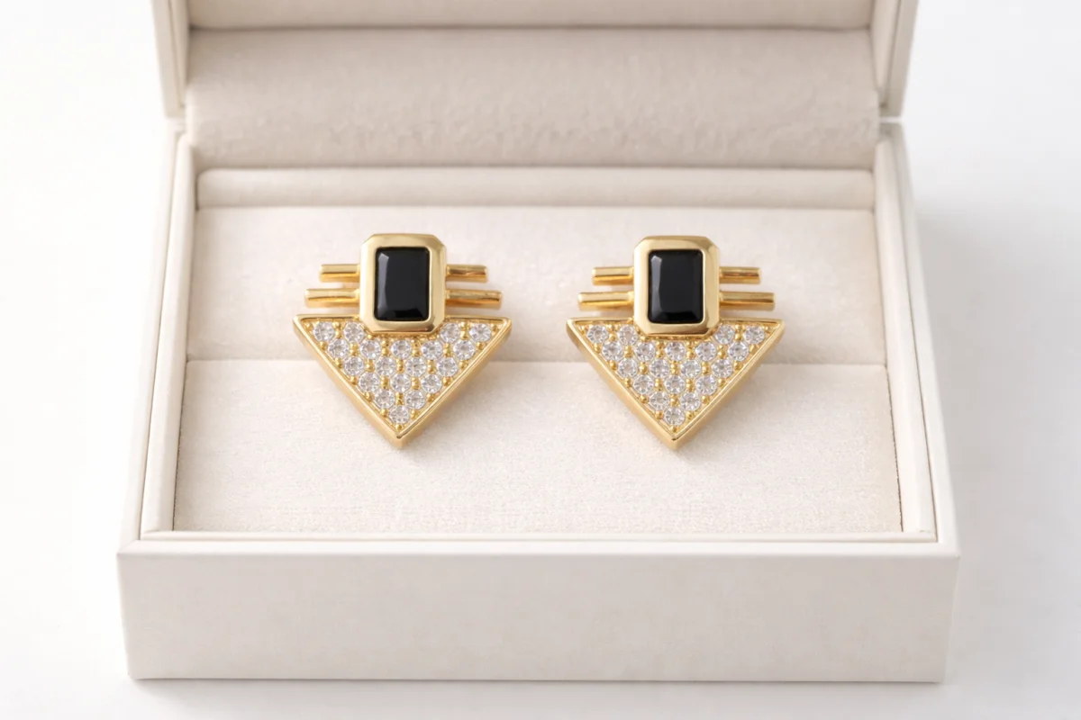 Serenay Küpe MODEL 8 – Siyah Taşlı Geometrik Zirkon Detaylı Gold Renk Çelik Küpe, Kararma Yapmaz
