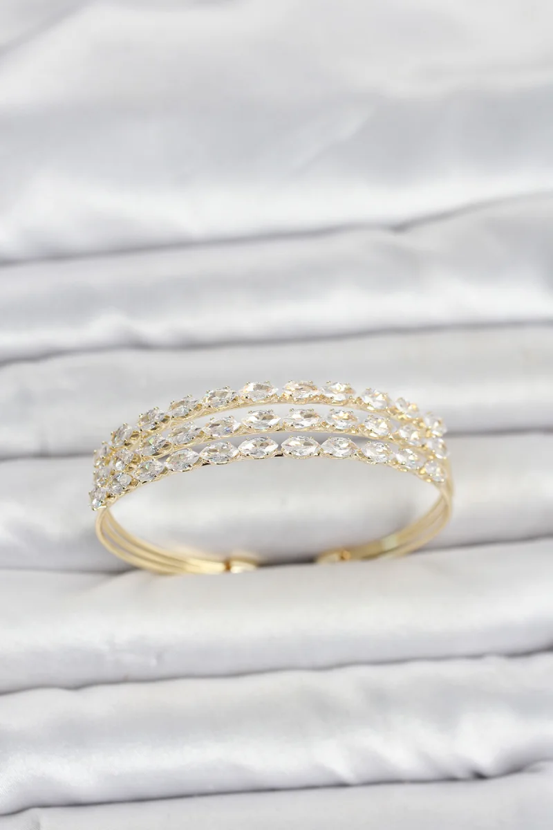 Pirinç Gold Renk Arpa Kesim Zirkon Taşlı Sıralı Model Kadın Bileklik
