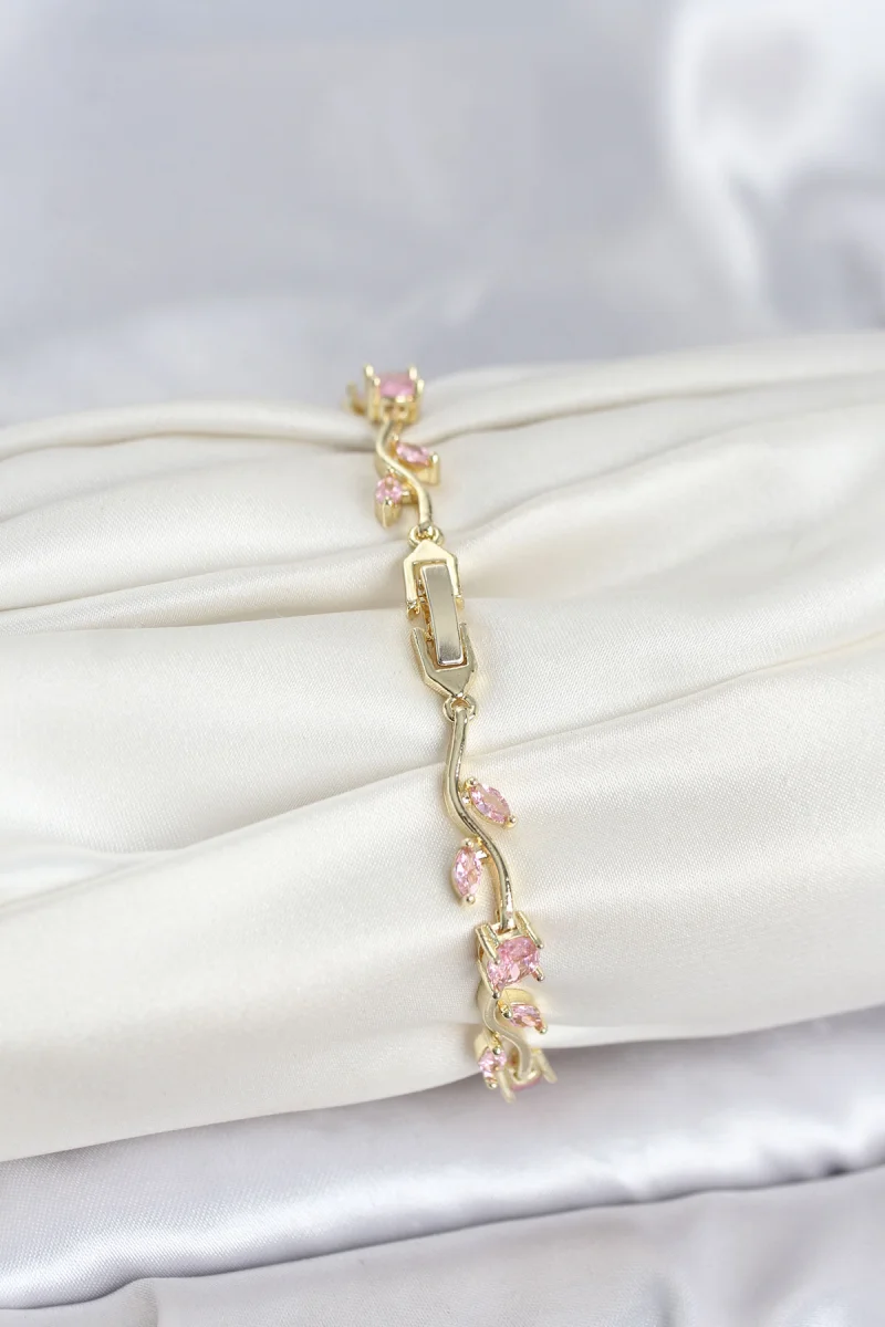 Pirinç Gold Renk Pembe Zirkon Taşlı Çiçek Model Kadın Bileklik