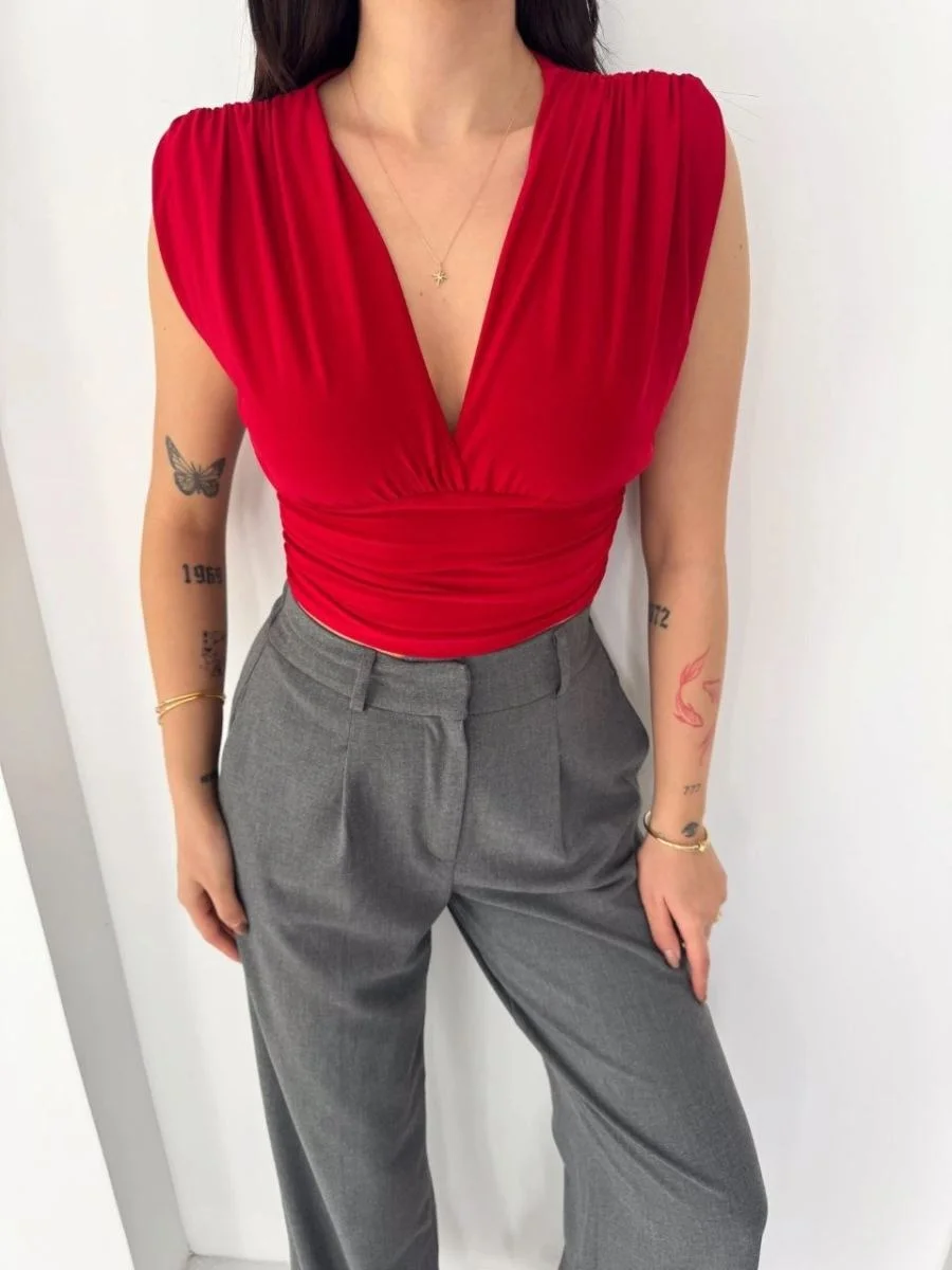 Kadın Vatkalı Kolsuz V Yaka Drapeli Crop Bluz Likralı Fit - Kırmızı