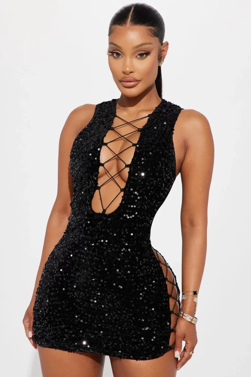 Pullu Transparan Detaylı Göğüs Dekolteli Mini Fantezi Elbise