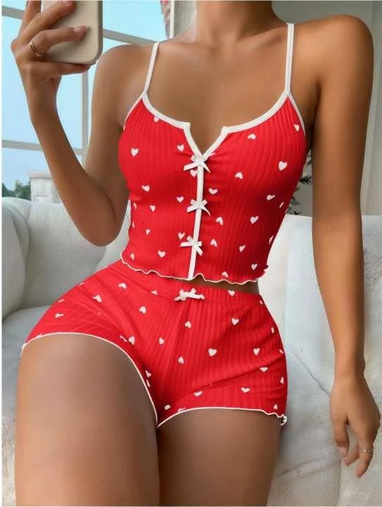 Kırmızı Üstüne Beyaz Kalp Desenli Askılı Şortlu Pijama Takımı