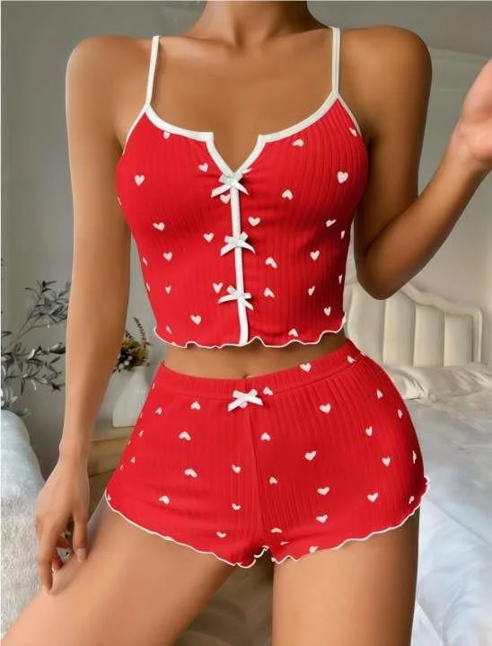 Kırmızı Üstüne Beyaz Kalp Desenli Askılı Şortlu Pijama Takımı