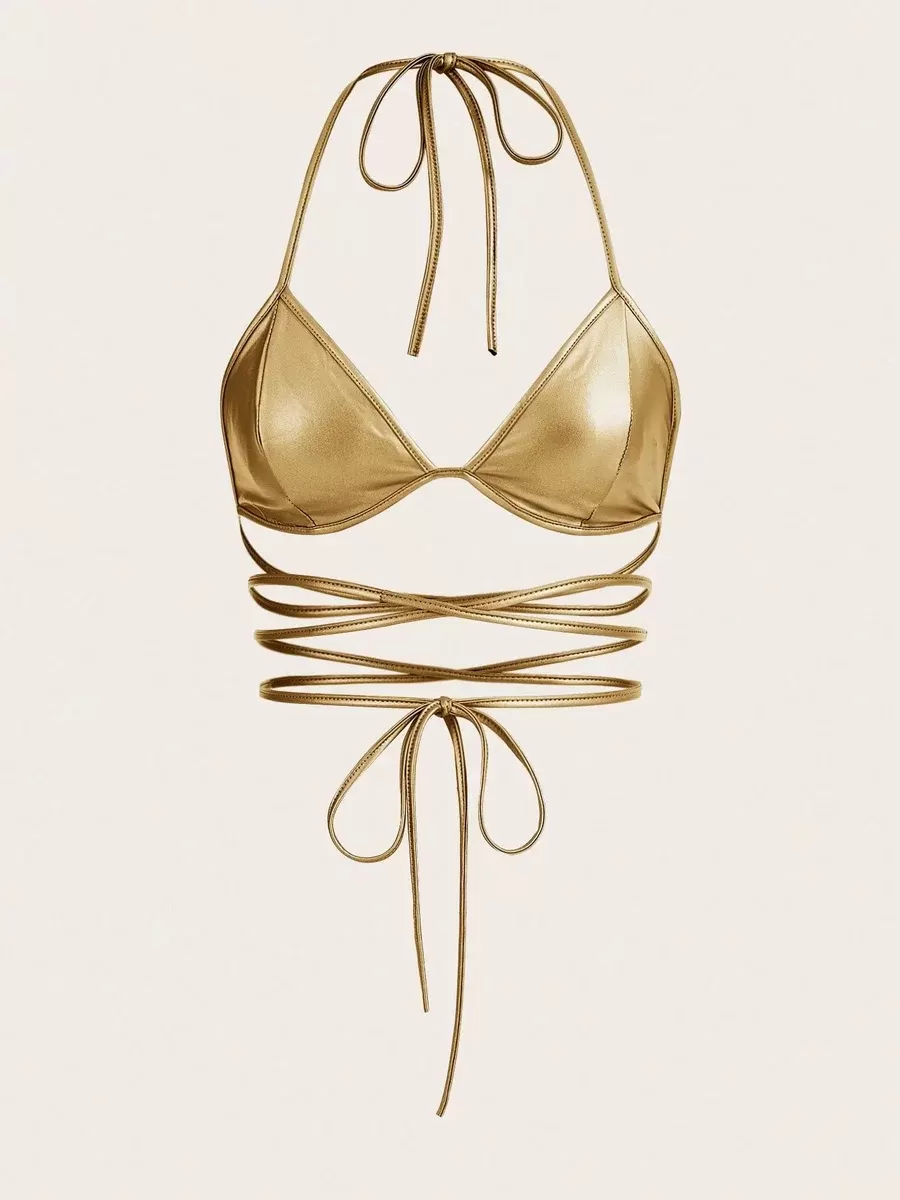 Altın Sarısı Deri Görünümlü Çapraz İpli Bikini Üstü – Bağlamalı, Seksi ve Parlak