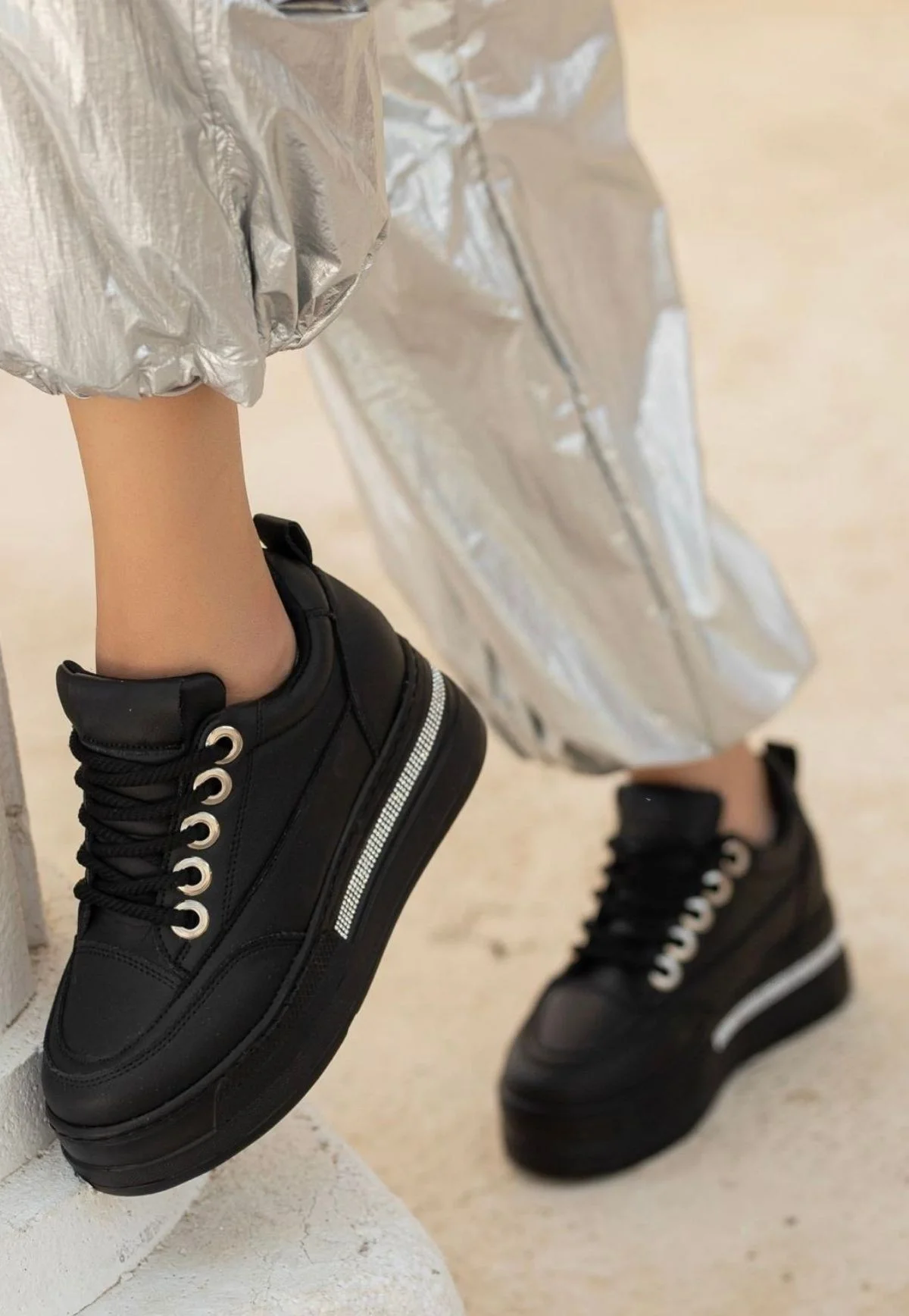 Lulu Siyah Cilt Bağcıklı Spor Ayakkabı