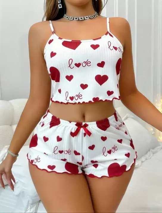 Beyaz Üstüne Kırmızı Kalp Desenli Askılı Şortlu Pijama Takımı
