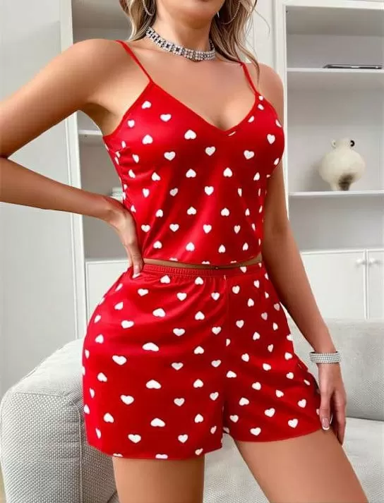 Kırmızı Üstüne Beyaz Kalp Desenli İnce Askılı Şortlu Pijama Takımı