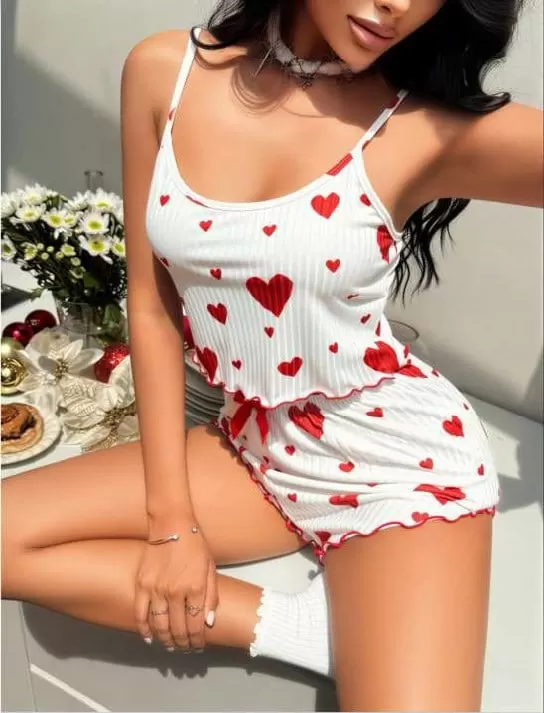 Beyaz Üstüne Kırmızı Kalp Desenli İnce Askılı Şortlu Pijama Takımı