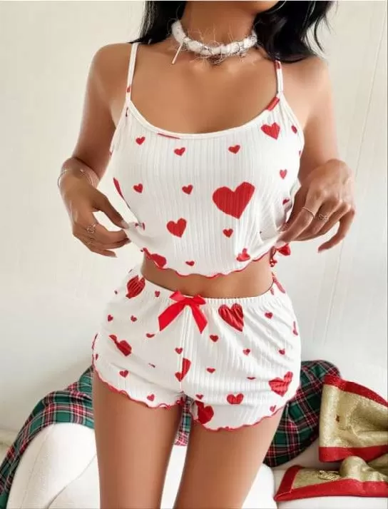 Beyaz Üstüne Kırmızı Kalp Desenli İnce Askılı Şortlu Pijama Takımı