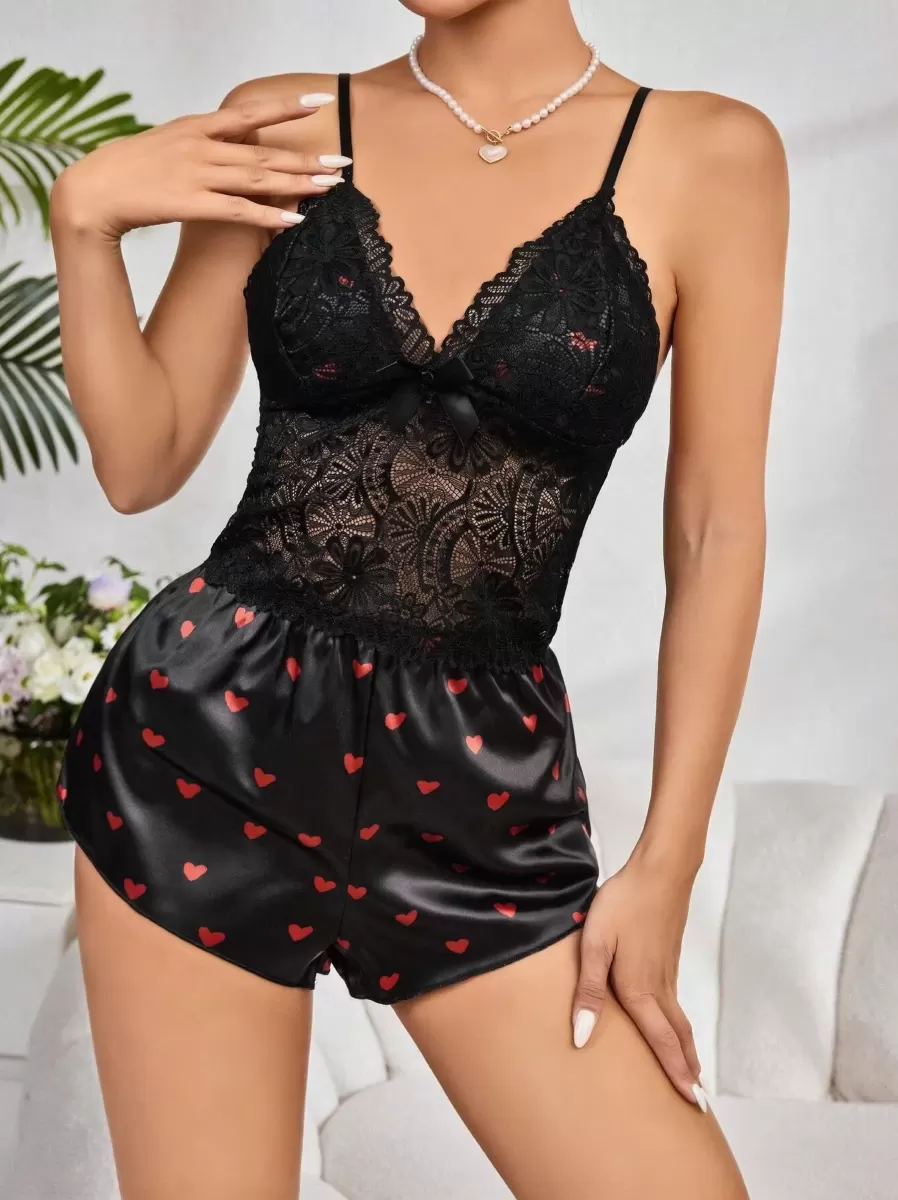Kadın Siyah Kırmızı Kalp Desenli Saten Şortlu Pijama Takımı