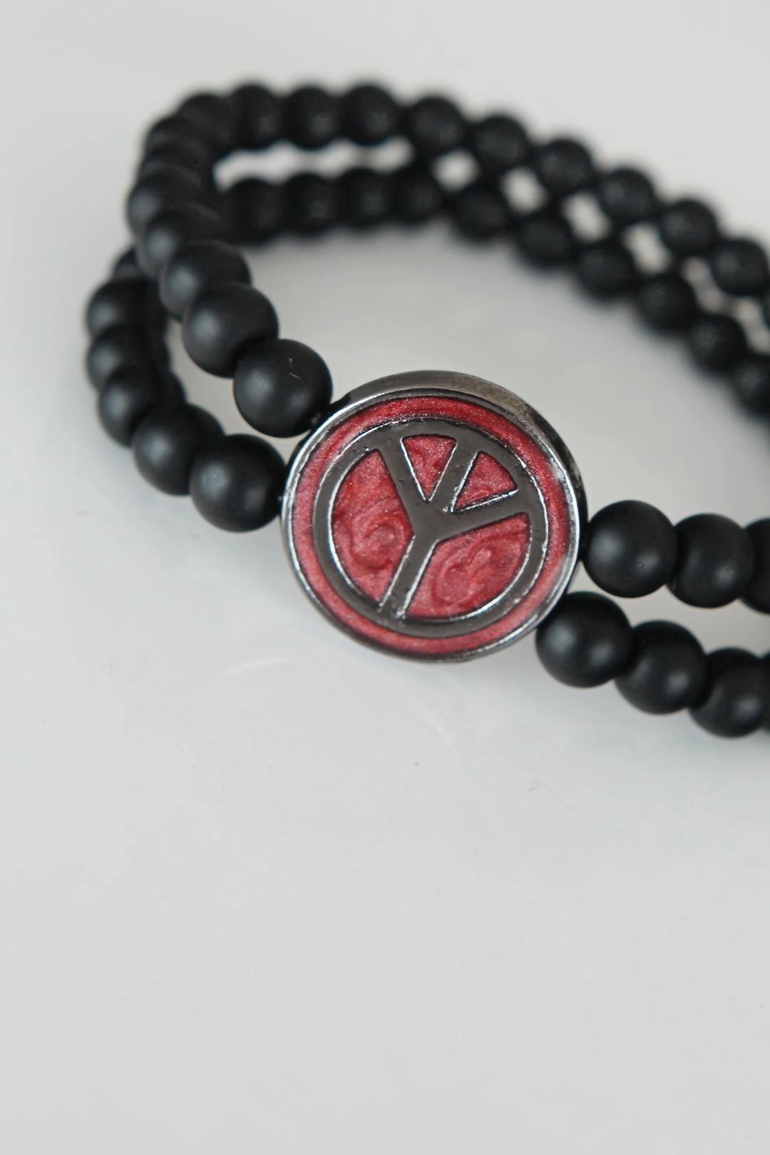 Barış Figürlü Bordo Renk Füme Metal Aksesuarlı Çift Sıra Oniks Doğal Taş Erkek Bileklik