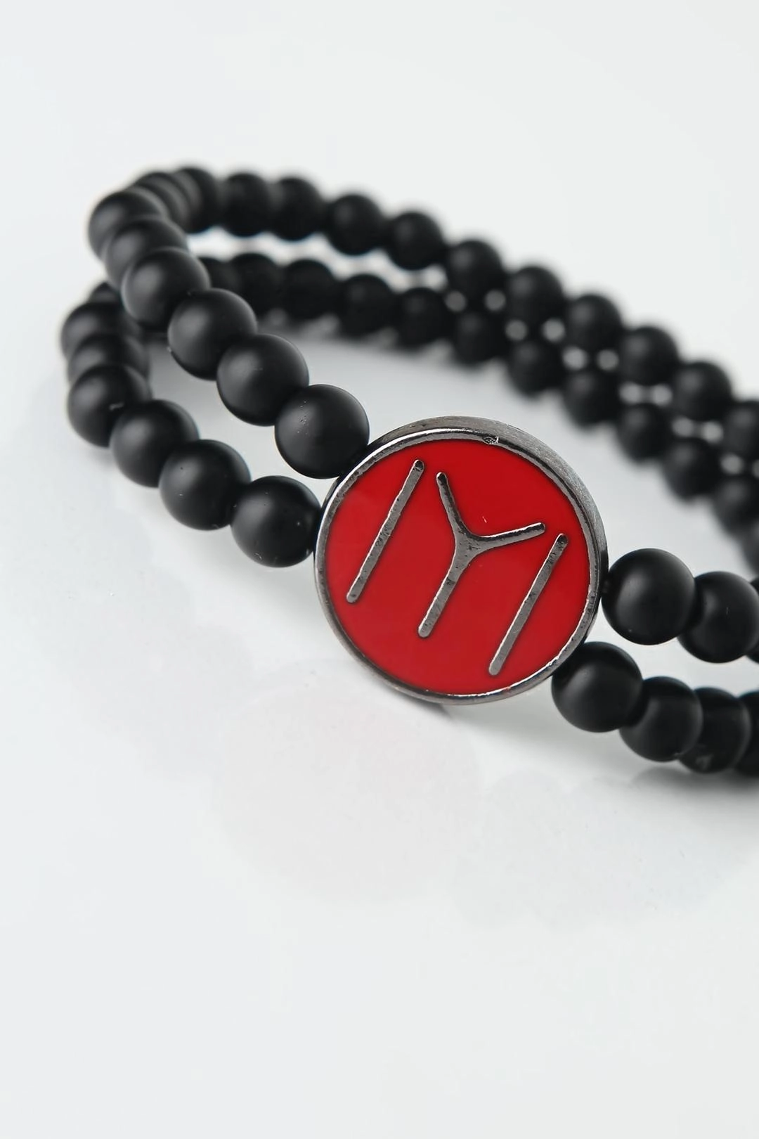 Bordo Renkli Metal Üzerine Füme Kayı Boyu Figürlü Siyah Renk Çift Sıra Doğal Taş Erkek Bileklik