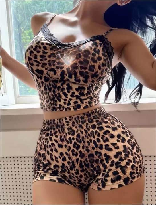 Leopar Desenli Dantel İşlemeli İnce Askılı Şortlu Pijama Takımı