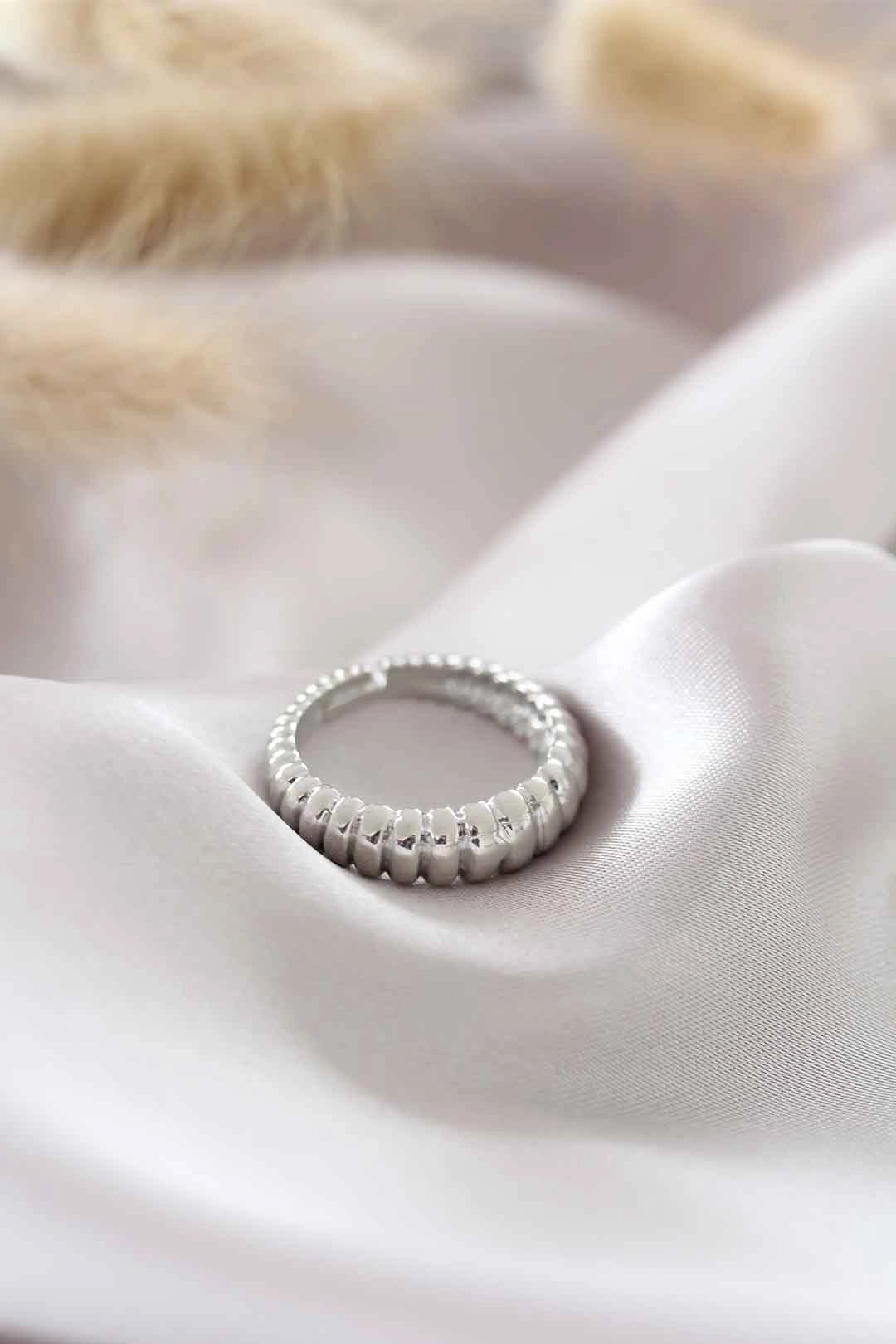 Gümüş Renk Ayarlamalı Burgu Kadın Yüzük