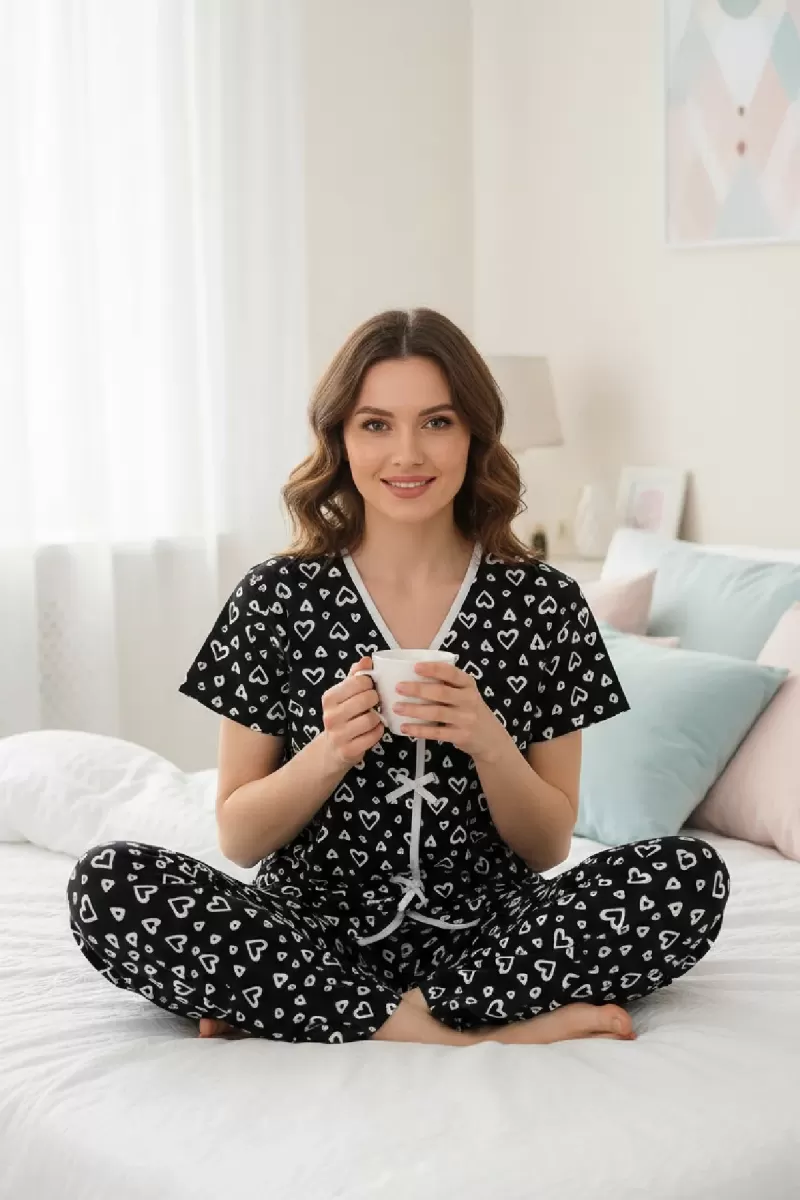 Kadın Siyah Kalp Desenli Fiyonk Detaylı Kısa Kollu Uzun Pijama Takımı Premium Ev Giyim
