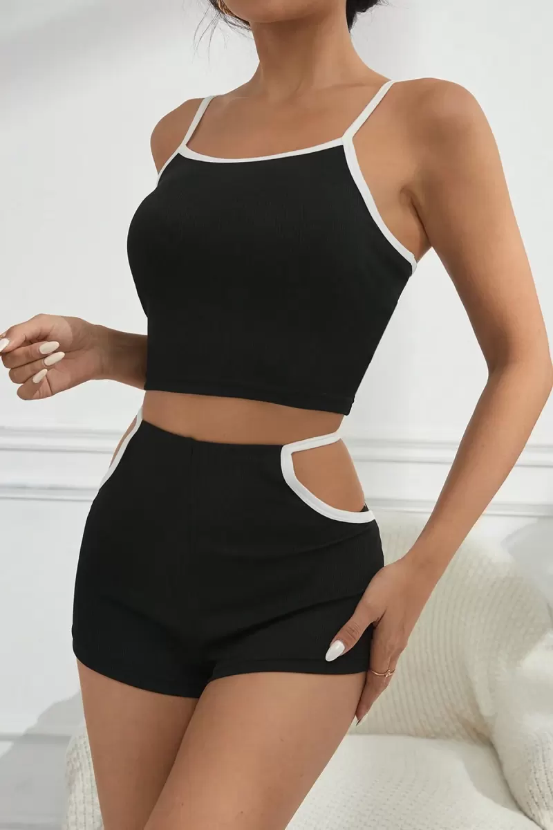 Kadın Siyah Beyaz Cut-Out Detaylı Feminen Şortlu Gece Giyim Takımı