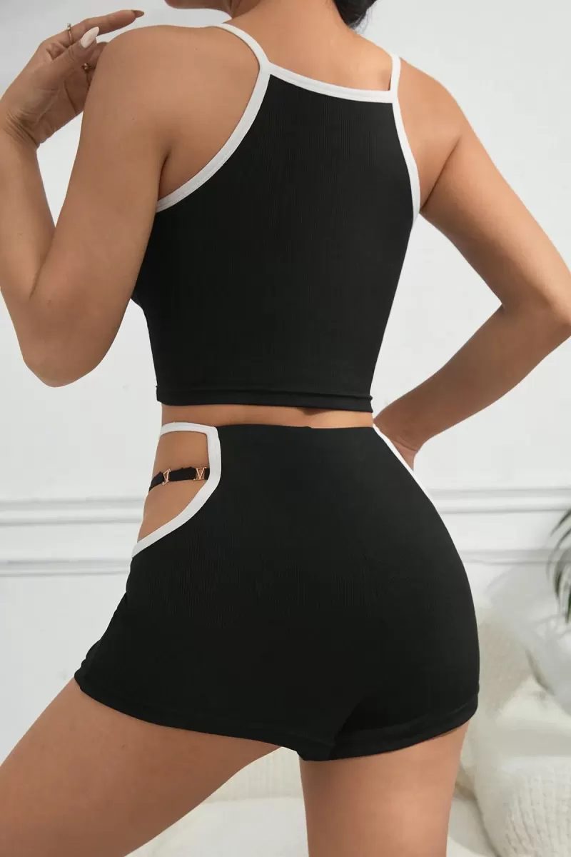 Kadın Siyah Beyaz Cut-Out Detaylı Feminen Şortlu Gece Giyim Takımı