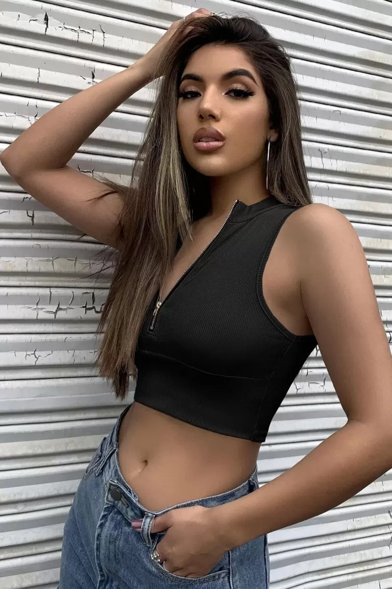 Kadın Siyah Modern Kesim Yarım Fermuarlı Crop Top
