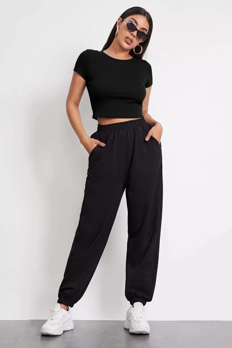 Kadın Siyah Modern Fit Yuvarlak Yaka Yarım Kol Crop Top Bluz