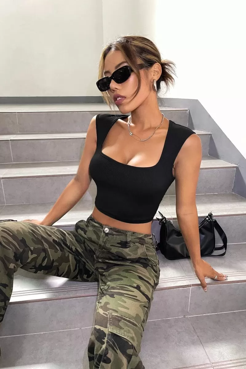 Kadın Siyah Modern Fit Kare Yaka Kalın Omuz Detaylı Crop Top Bluz