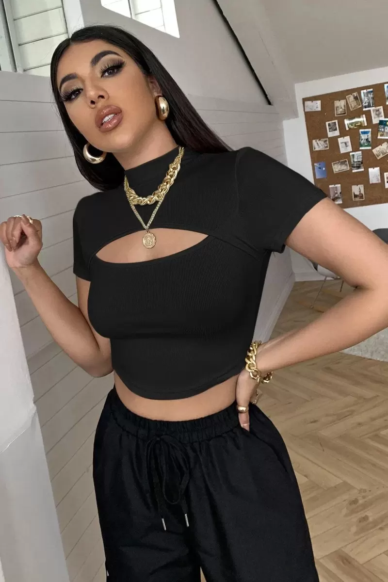 Kadın Siyah Modern Fit Göğüs Dekolteli Yarım Kollu Cut Out Crop Top Bluz