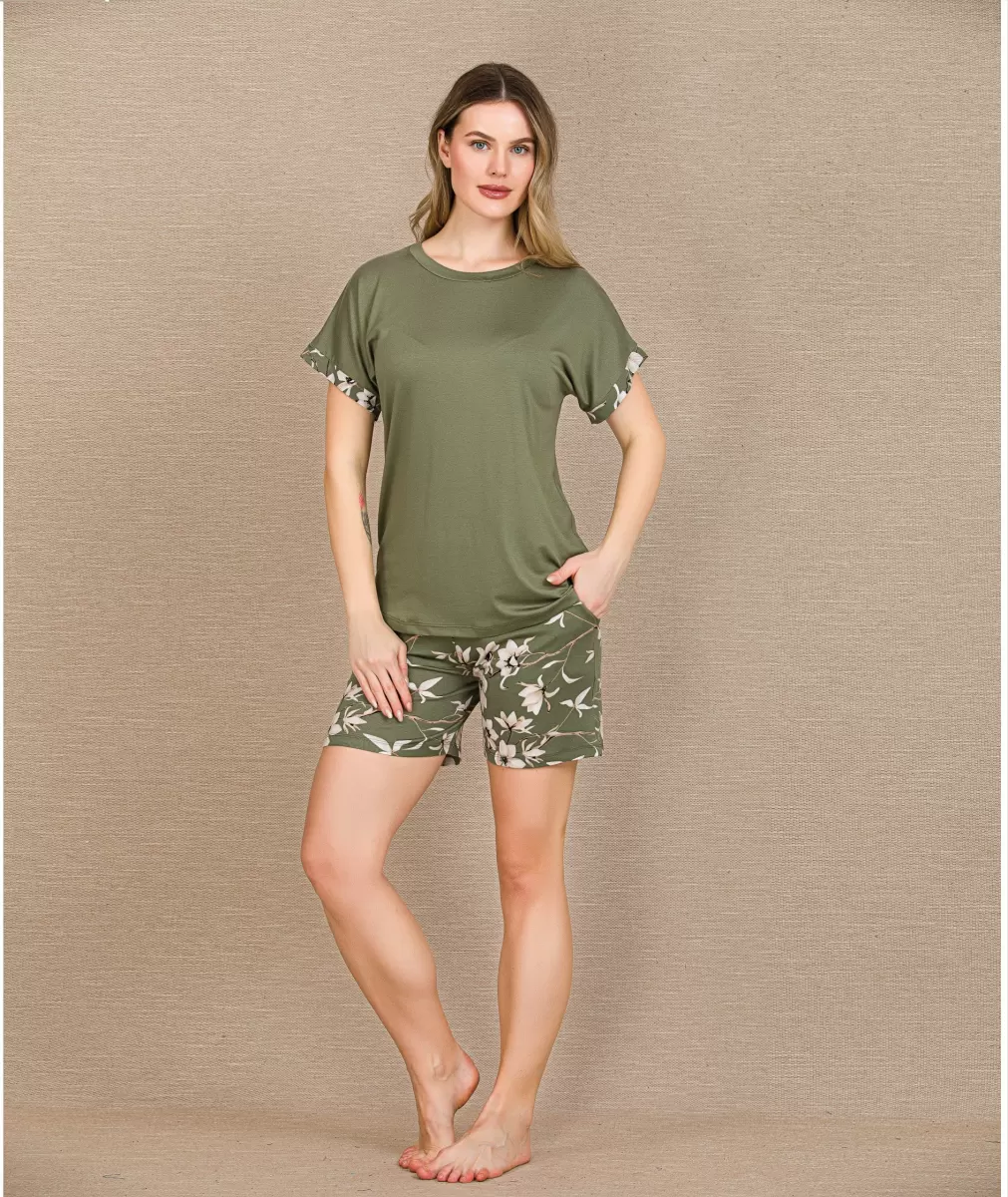 Şık Tasarım Çiçek Desenli Yeşil Şortlu Kısa Kol Viskon Pijama Takımı