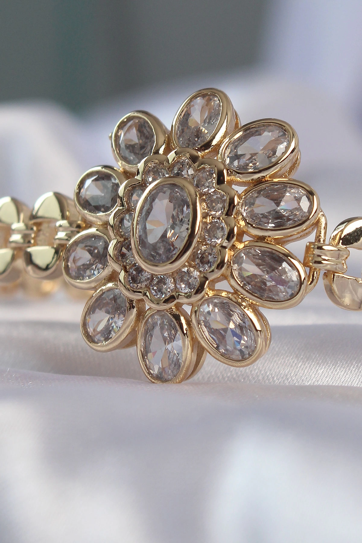 Pirinç Gold Renk İri Zirkon Taşlı Çiçek Figürlü Bileklik