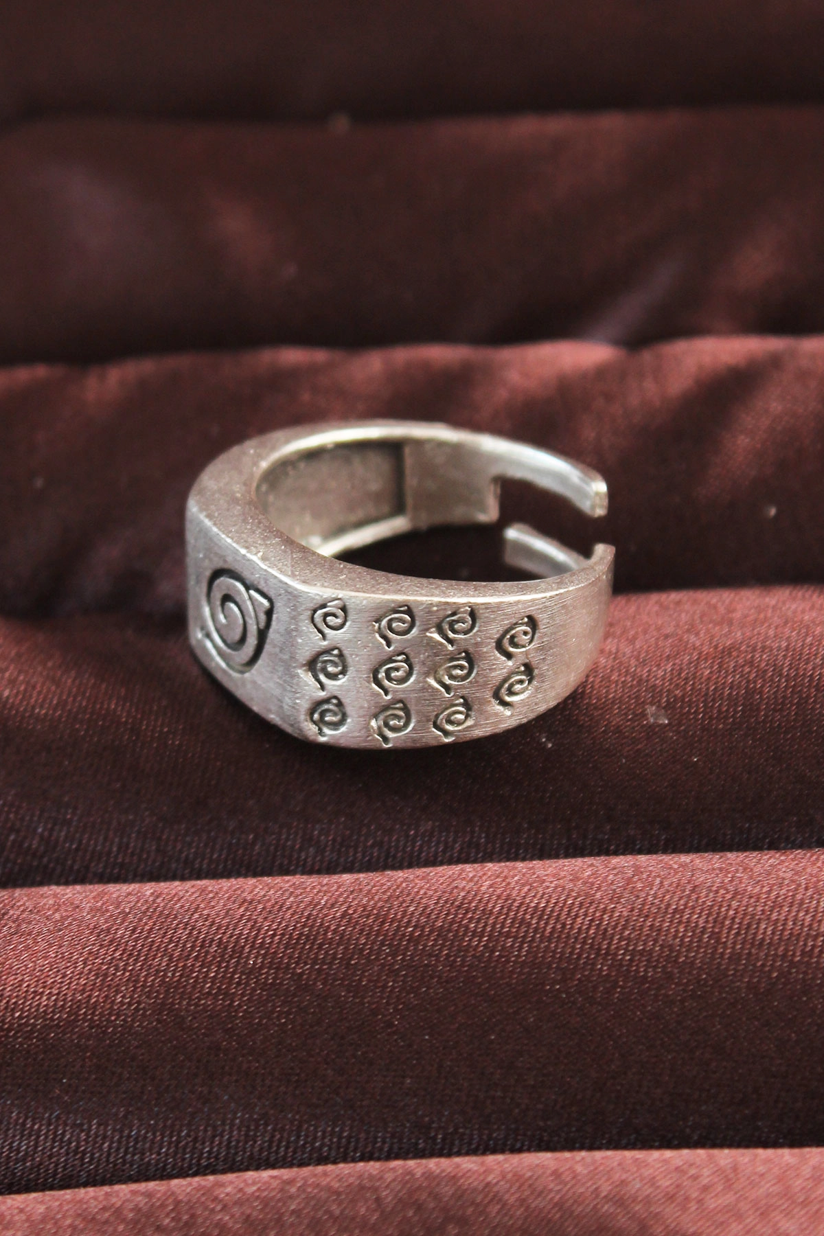 Gümüş Renk Motifli Ayarlamalı Erkek Yüzük