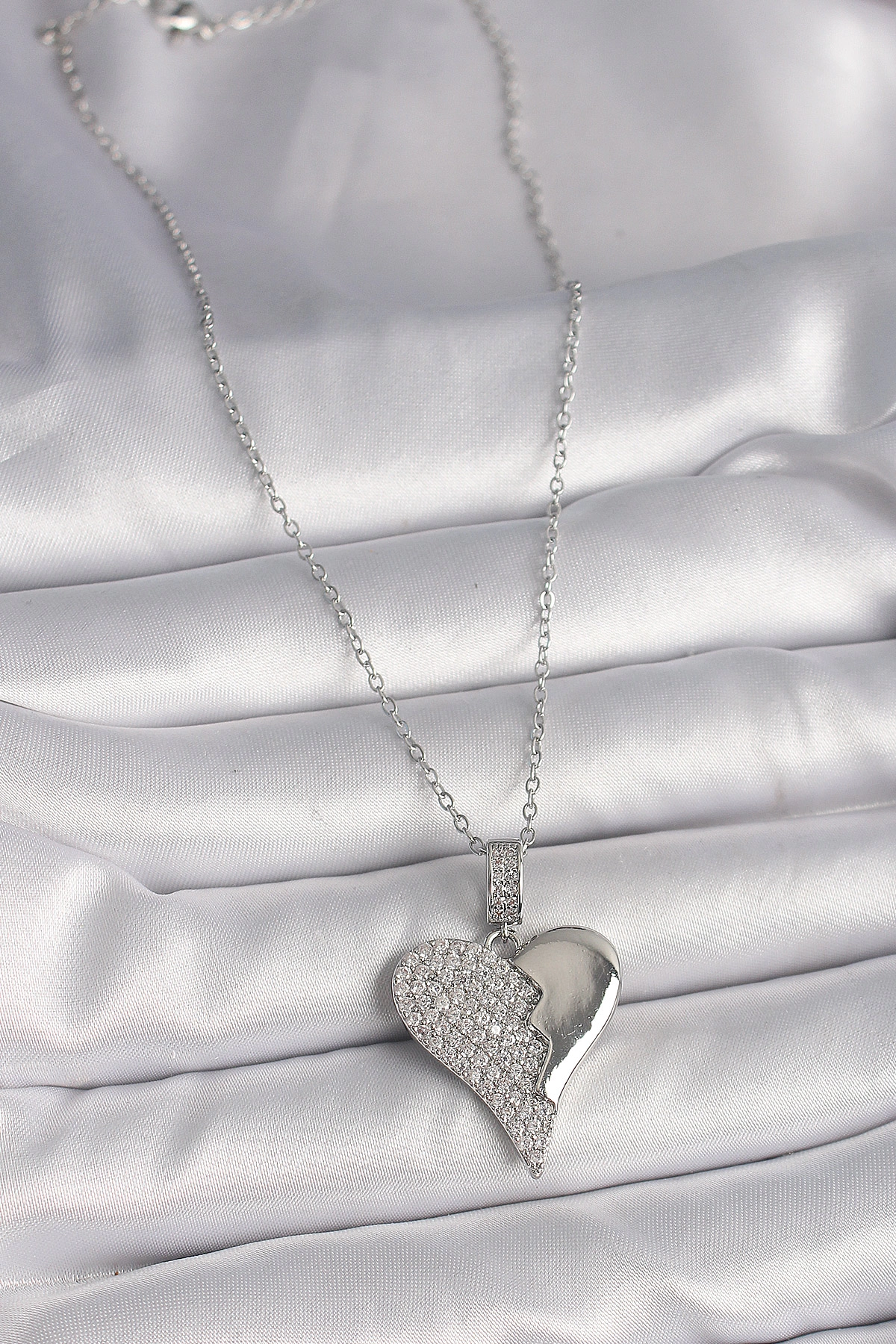 316L Çelik Gümüş Renk Zincir Zirkon Taşlı Kırık Kalp Model Kadın Kolye