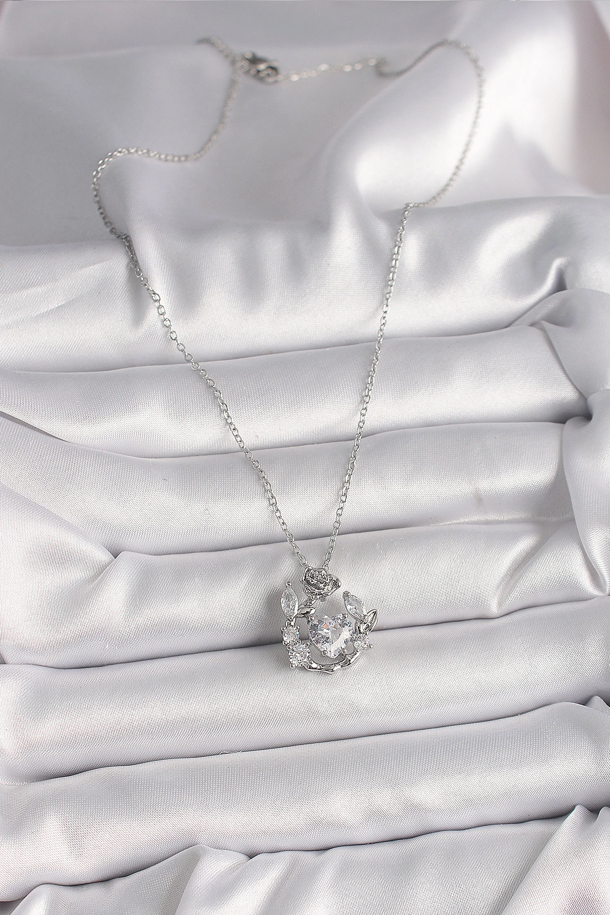 316L Çelik Gümüş Renk Zincir Zirkon Taşlı Kalp Figür Gül Detay Kadın Kolye