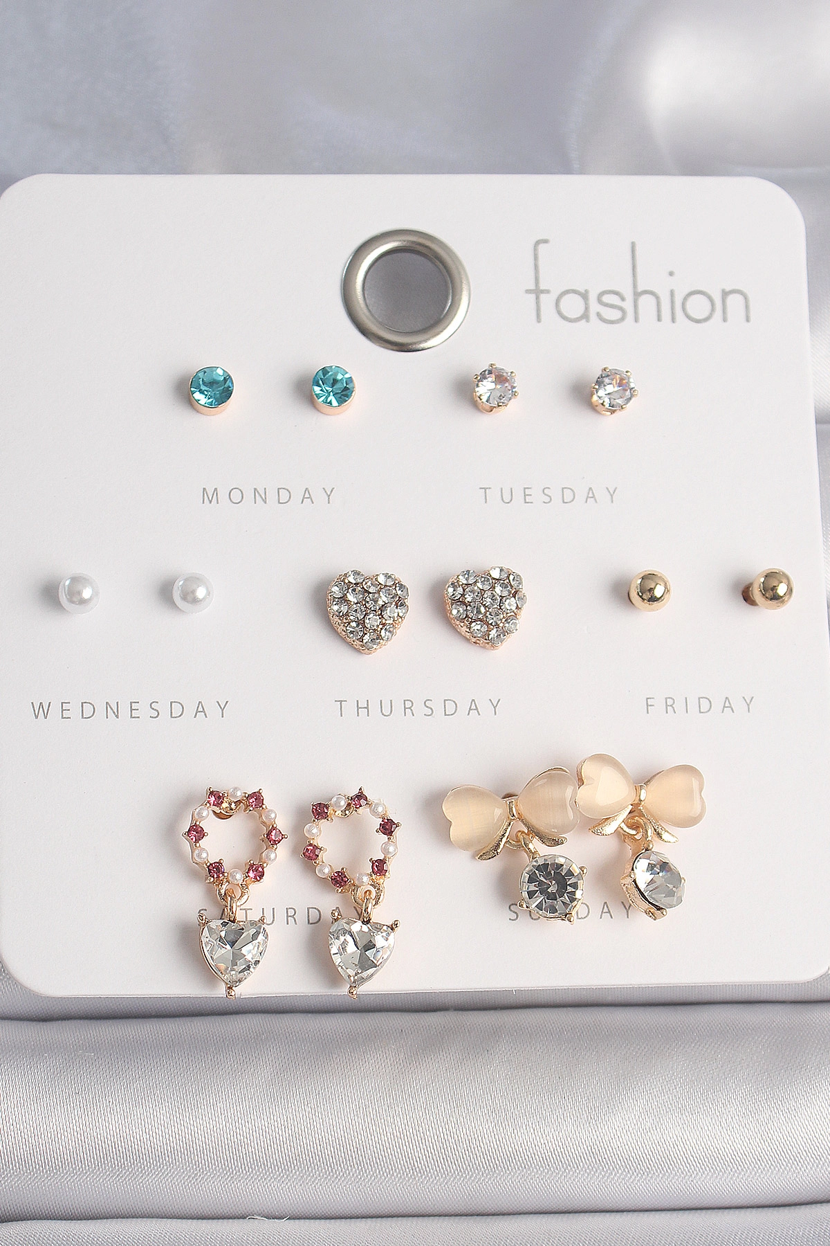 Pirinç Gold Renk Zirkon Taşlı Kalp Beyaz Mineli Fiyonk Figür 7 Çift Kadın Küpe Seti