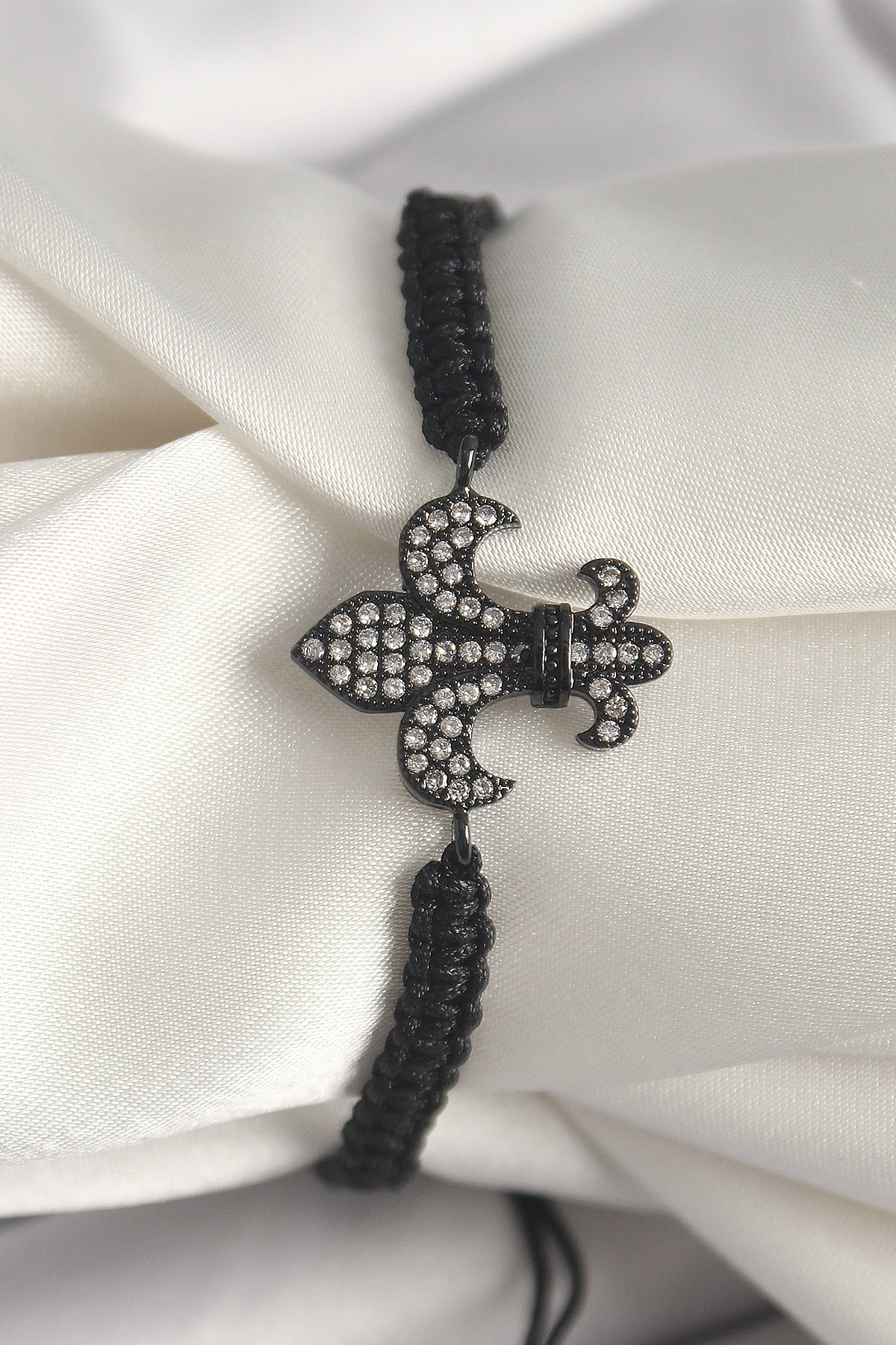 Pirinç Siyah Renk Zirkon Taşlı Zambak Figür Asansörlü Makrome Model Kadın Bileklik