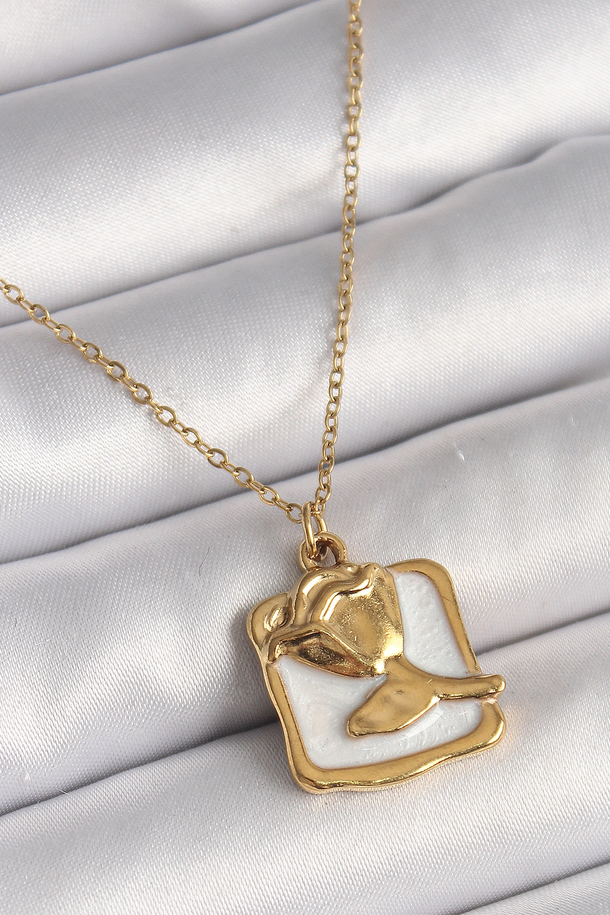 316L Çelik Gold Renk Zincir Beyaz Mineli Gül Portre Model Kadın Kolye