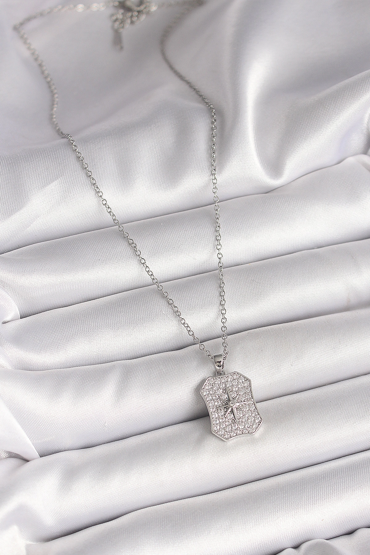 316L Çelik Gümüş Renk Zincir Zirkon Taşlı Kutup Yıldız İşlemeli Madalyon Model Kadın Kolye