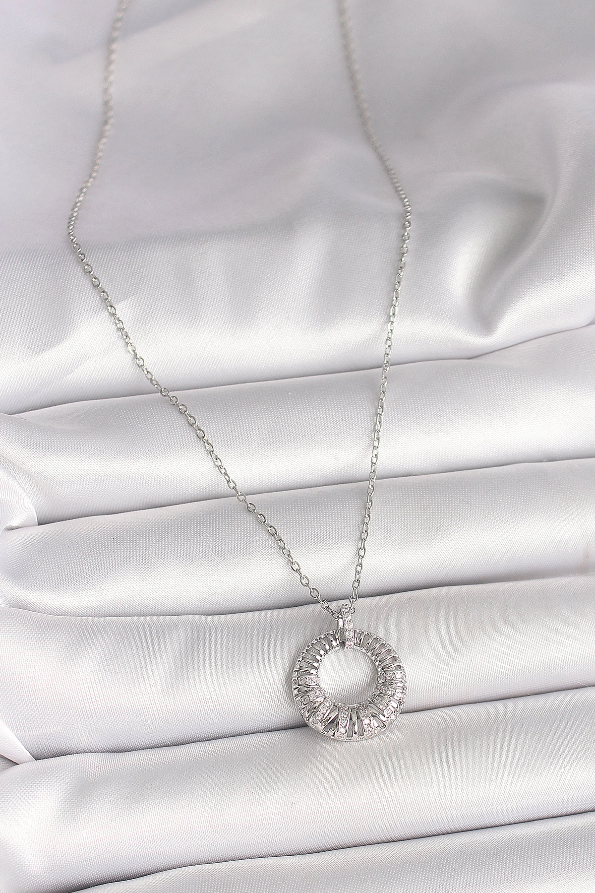 316L Çelik Gümüş Renk Zincir Zirkon Taş İşlemeli Daire Model Kadın Kolye