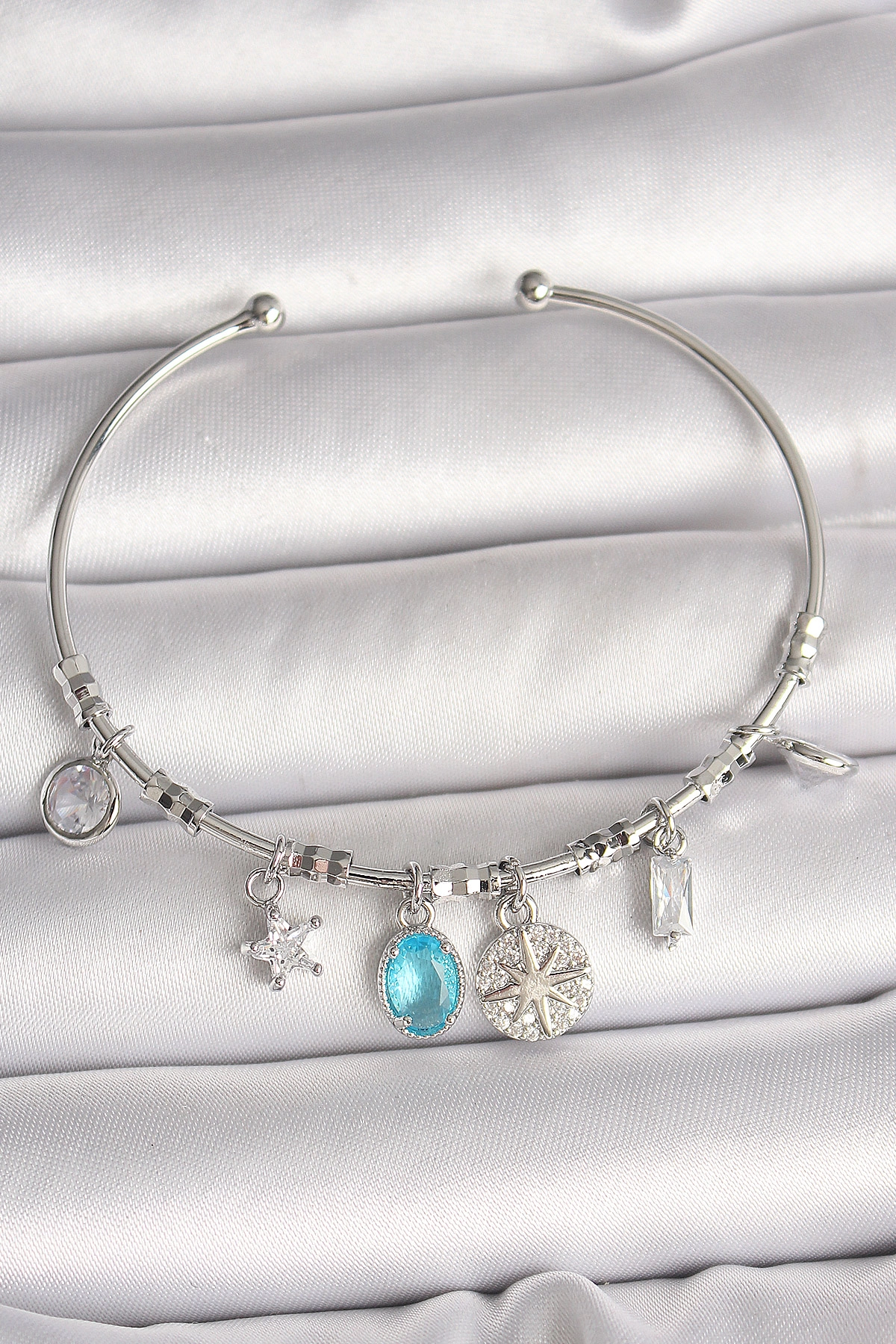 Pirinç Gümüş Renk Sallantı Pusula Figür Kalp Detay Charm Kadın Bileklik