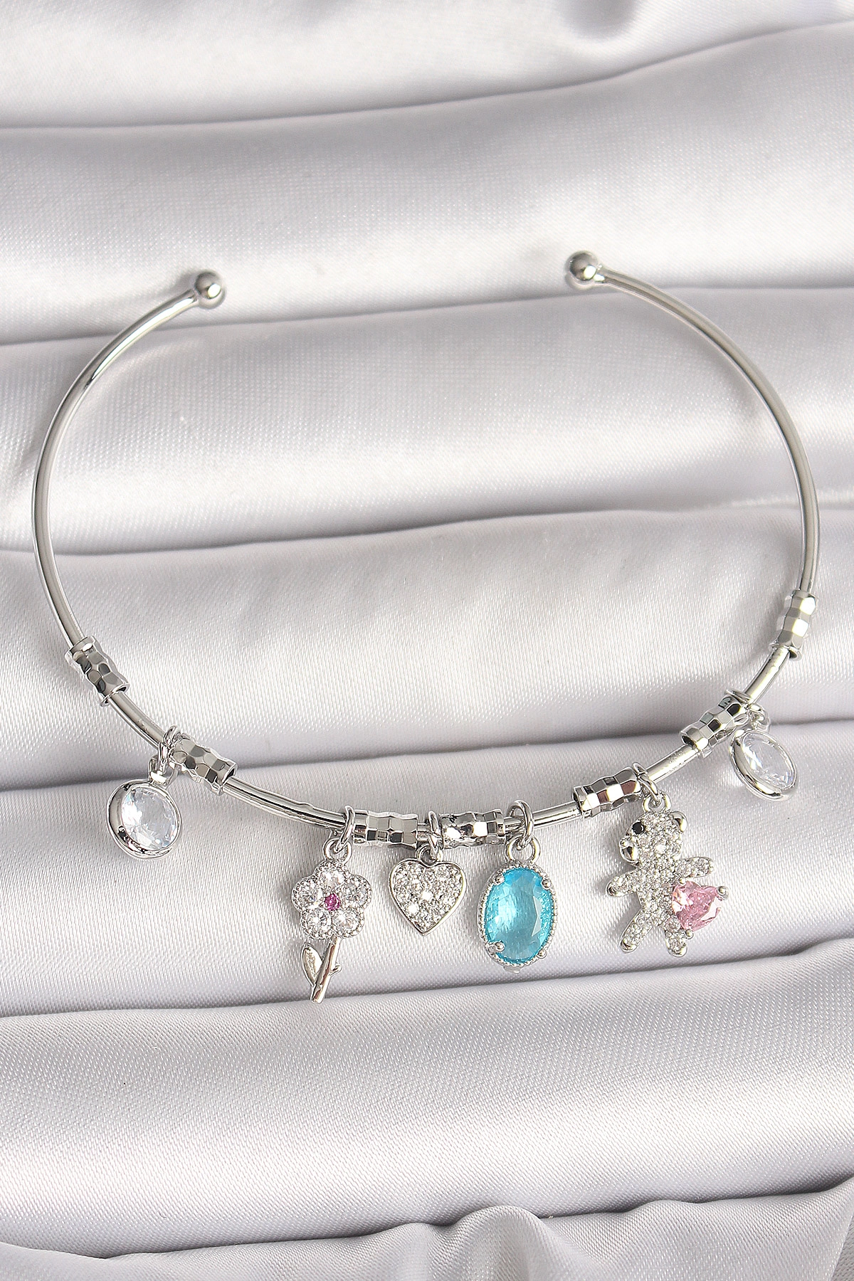 Pirinç Gümüş Renk Sallantı Zirkon Taşlı Ayıcık Figür Çiçek Detay Charm Kadın Bileklik