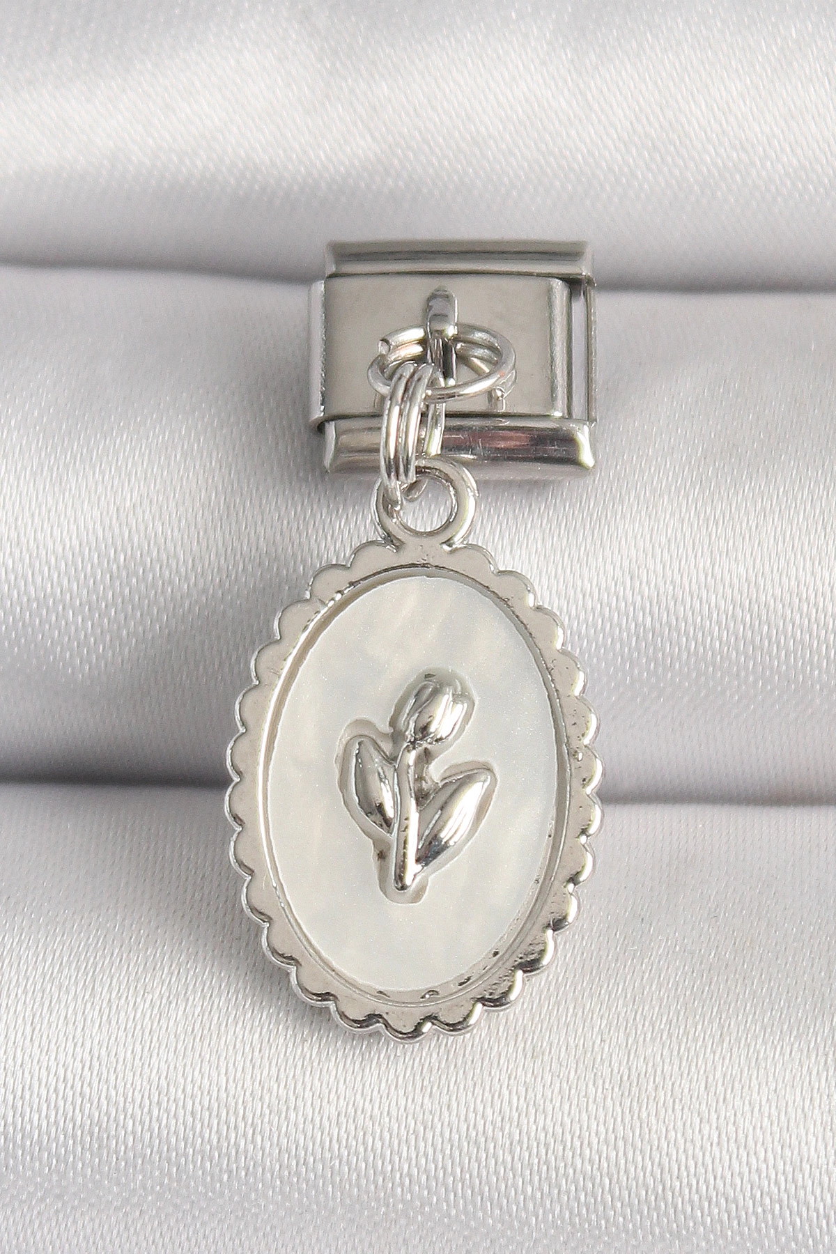 316L Çelik Gümüş Renk Beyaz Mineli Çiçek İşlemeli Nomination Charm