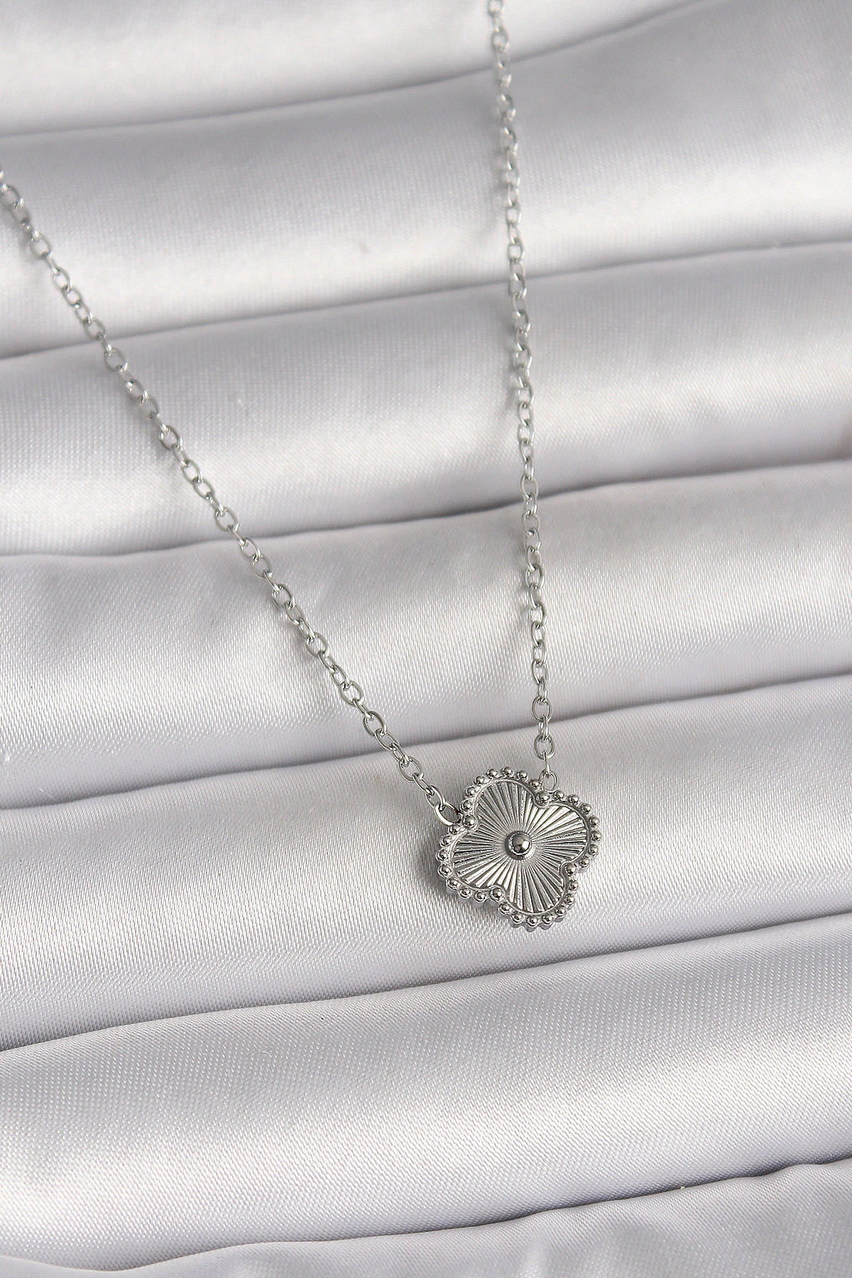 316L Çelik Gümüş Renk İşleme Detaylı Yonca Model Kadın Kolye