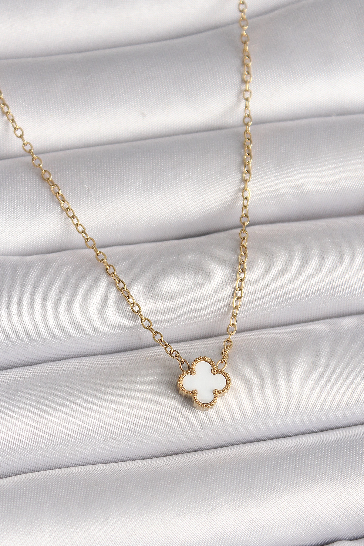 316L Çelik Gold Renk Beyaz Yonca Model Kadın Kolye
