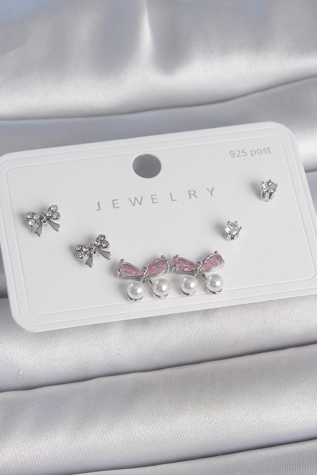 Pirinç Gümüş Renk Pembe Zirkon Taşlı Kurdele Model İnci Detay 925 Ayar Gümüş Çivi Kadın Küpe Seti