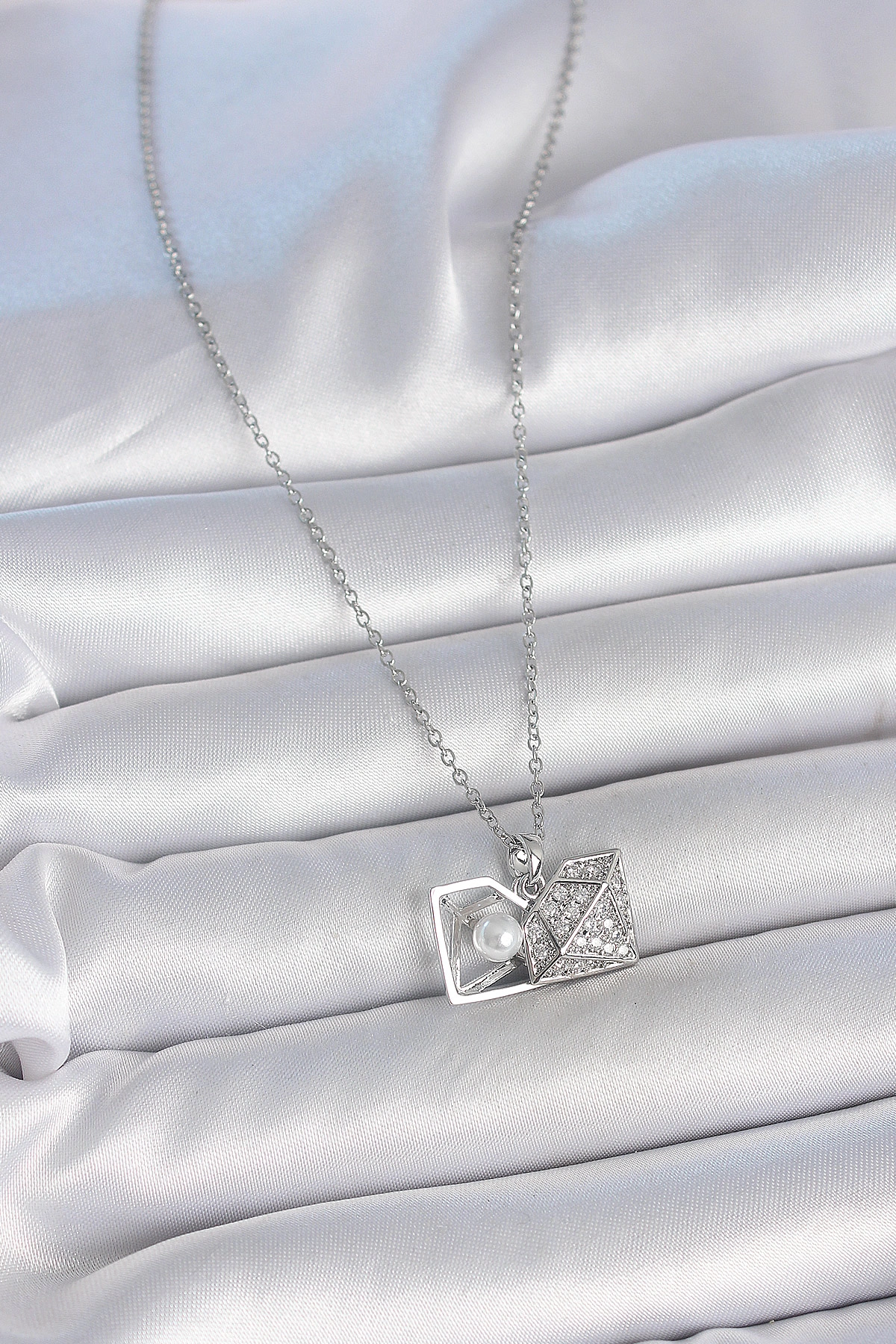 316L Çelik Gümüş Renk Zincir Zirkon Taşlı İncili Açılır Elmas Model Kadın Kolye