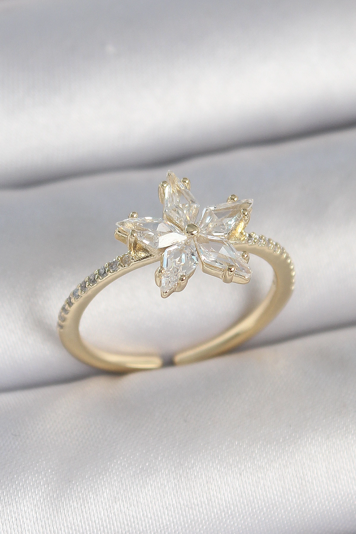 Pirinç Gold Renk Zirkon Taşlı Yıldız Model Ayarlanabilir Kadın Yüzük