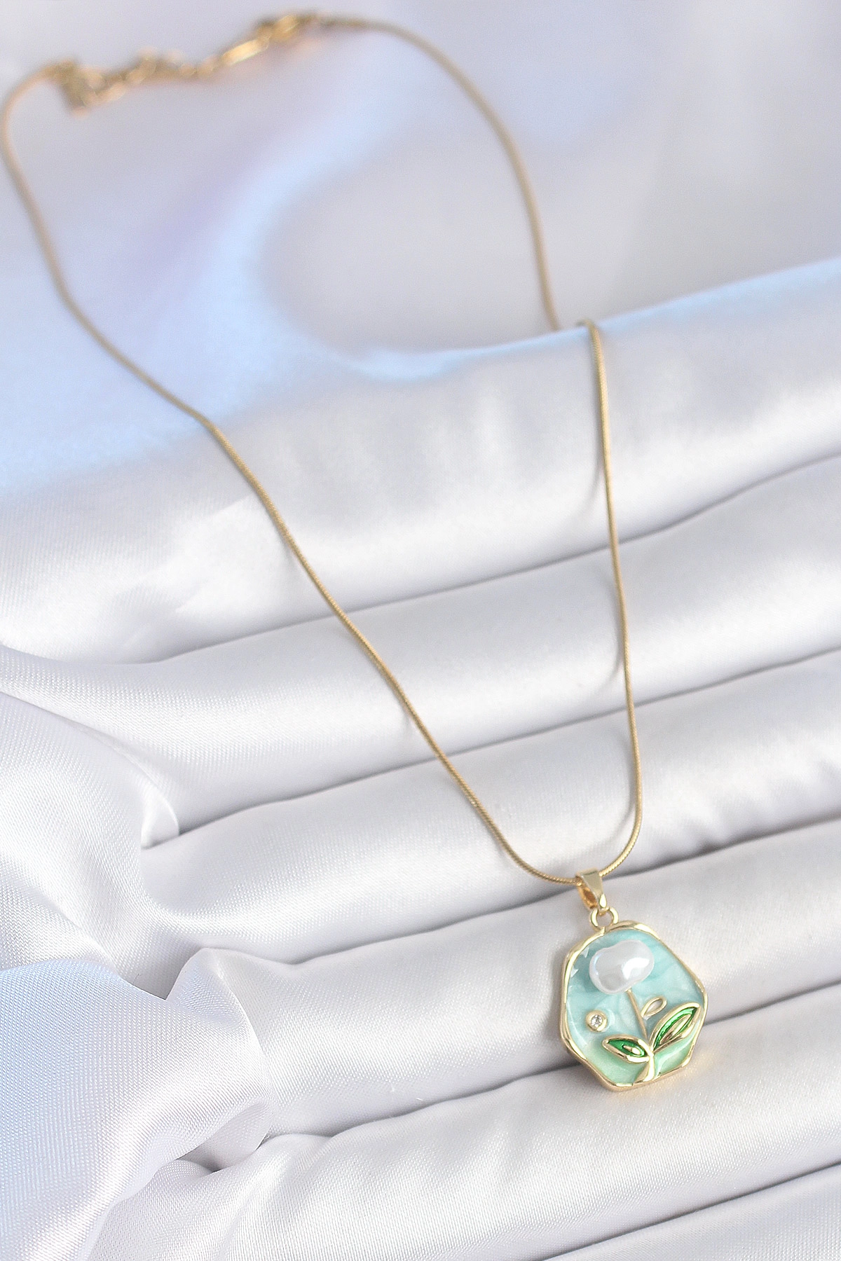 316L Çelik Gold Renk Zincir Mavi Çiçek İşlemeli İnci İşlemeli Portre Model Kadın Kolye