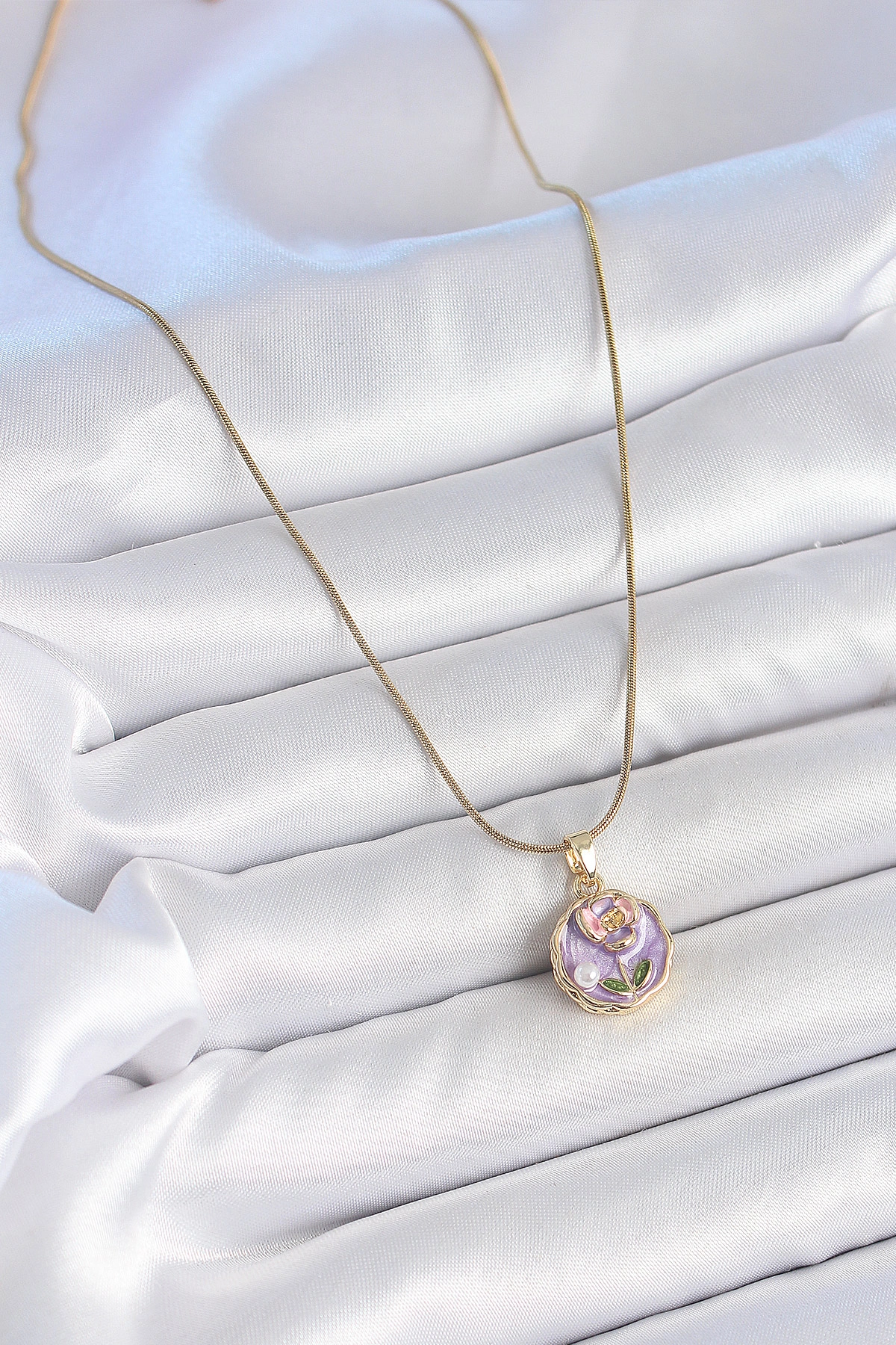 316L Çelik Gold Renk Zincir Mor Minimal Çiçek İşlemeli İnci Detay Portre Model Kadın Kolye