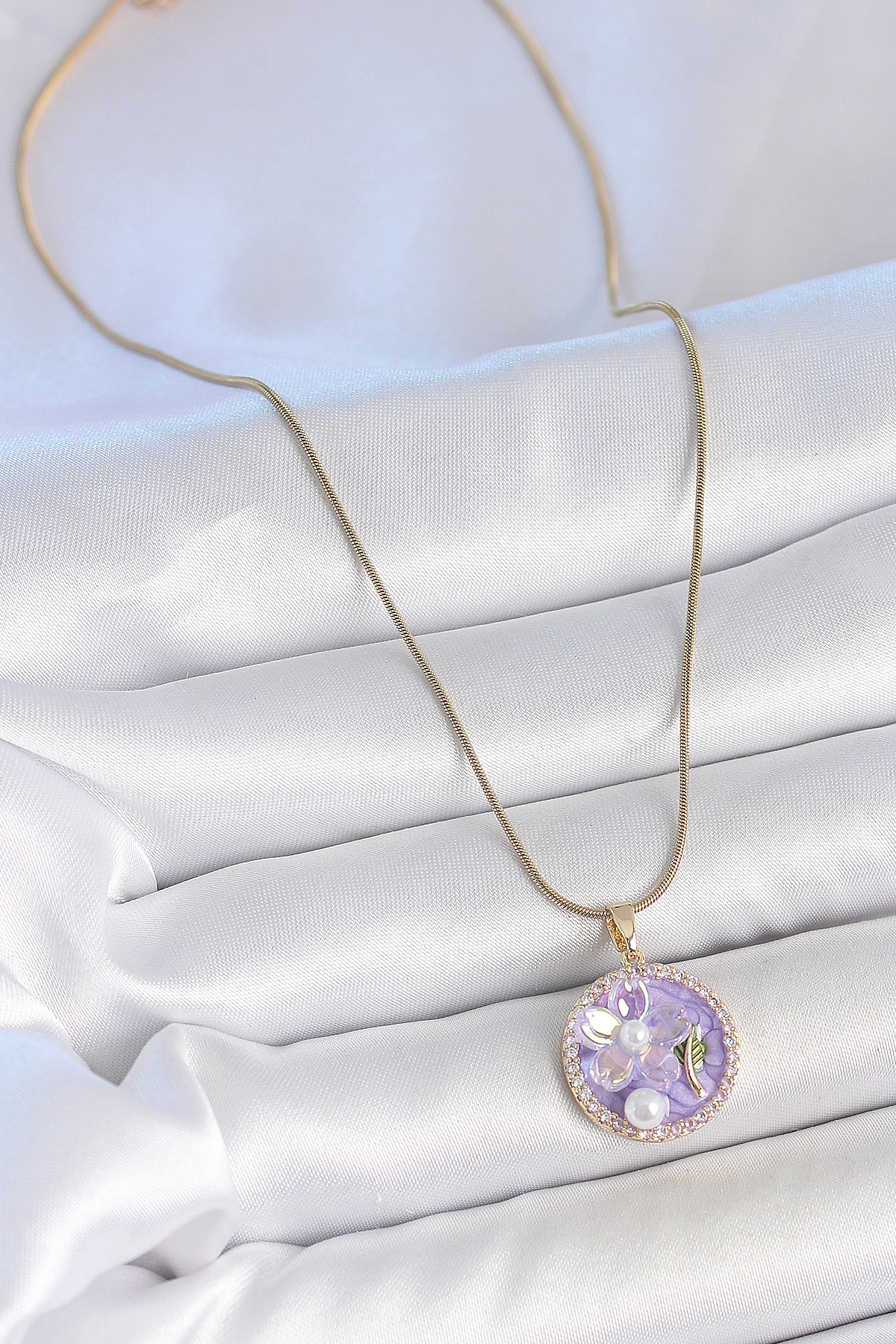 316L Çelik Gold Renk Zincir Zirkon Taşlı Mor Mineli Çiçek İşlemeli İnci Detay Portre Model Kadın Kolye