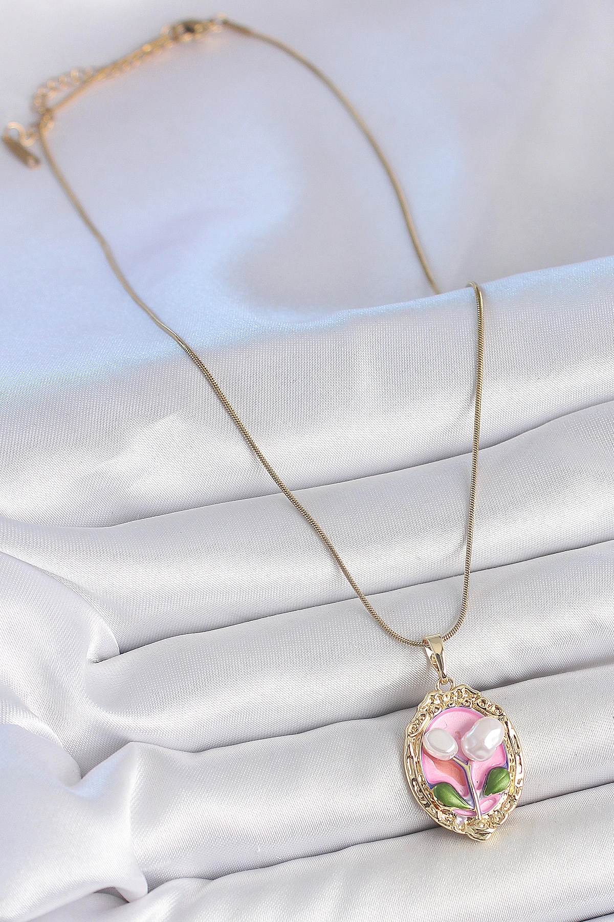 316L Çelik Gold Renk Zincir Pembe Mineli İncili Çiçek İşlemeli Portre Model Kadın Kolye