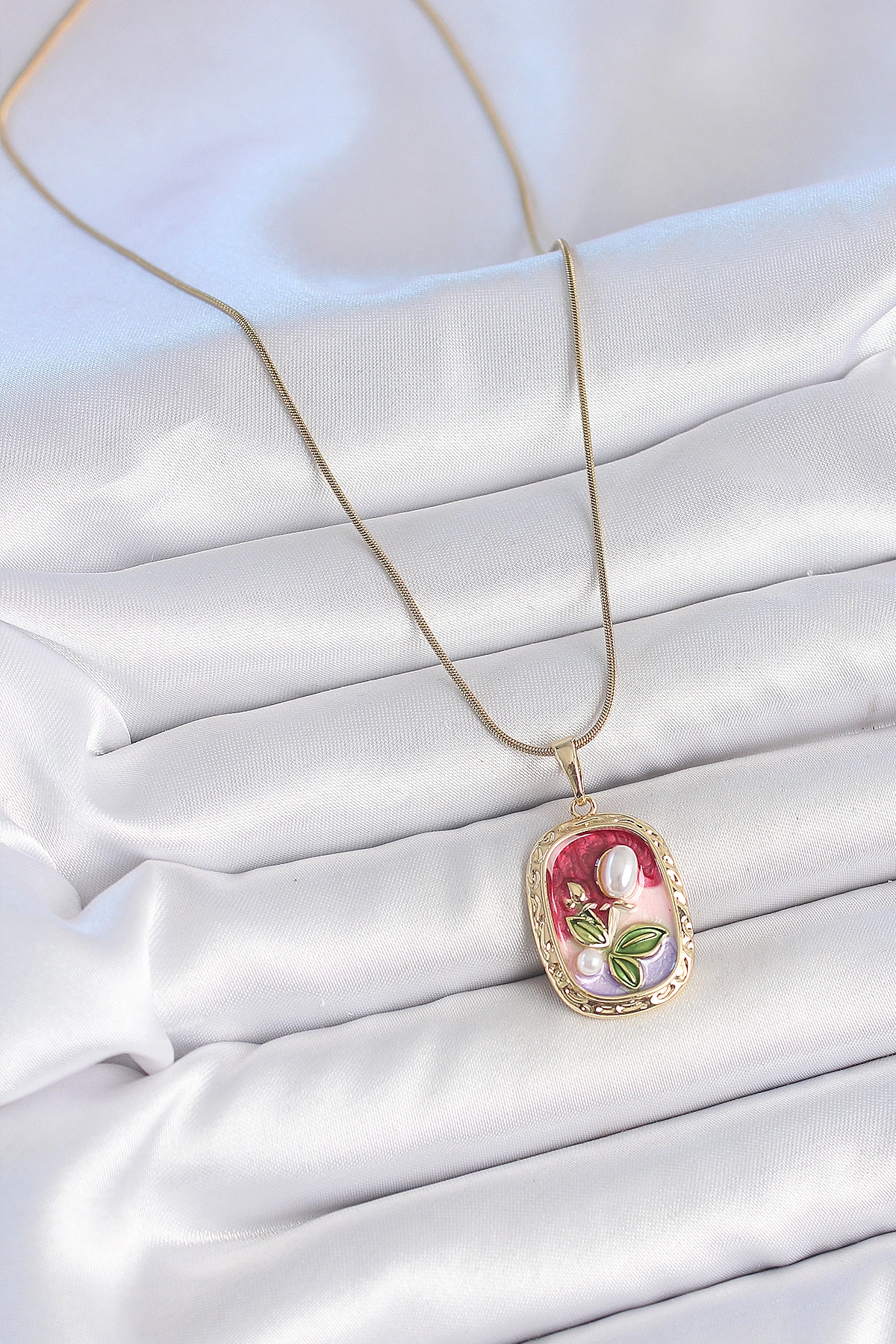 316L Çelik Gold Renk Zincir Mix Renk İncili Çiçek İşlemeli Portre Model Kadın Kolye