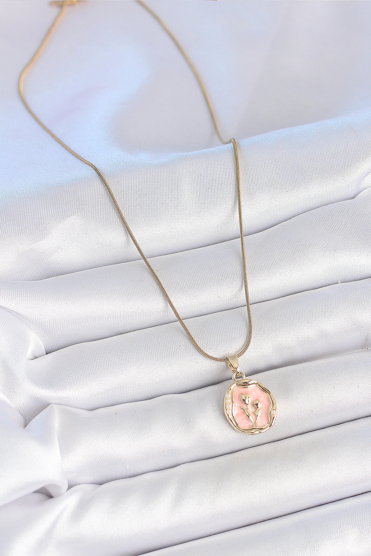 316L Çelik Gold Renk Zincir Pembe Mineli Çiçek İşlemeli Portre Model Kadın Kolye