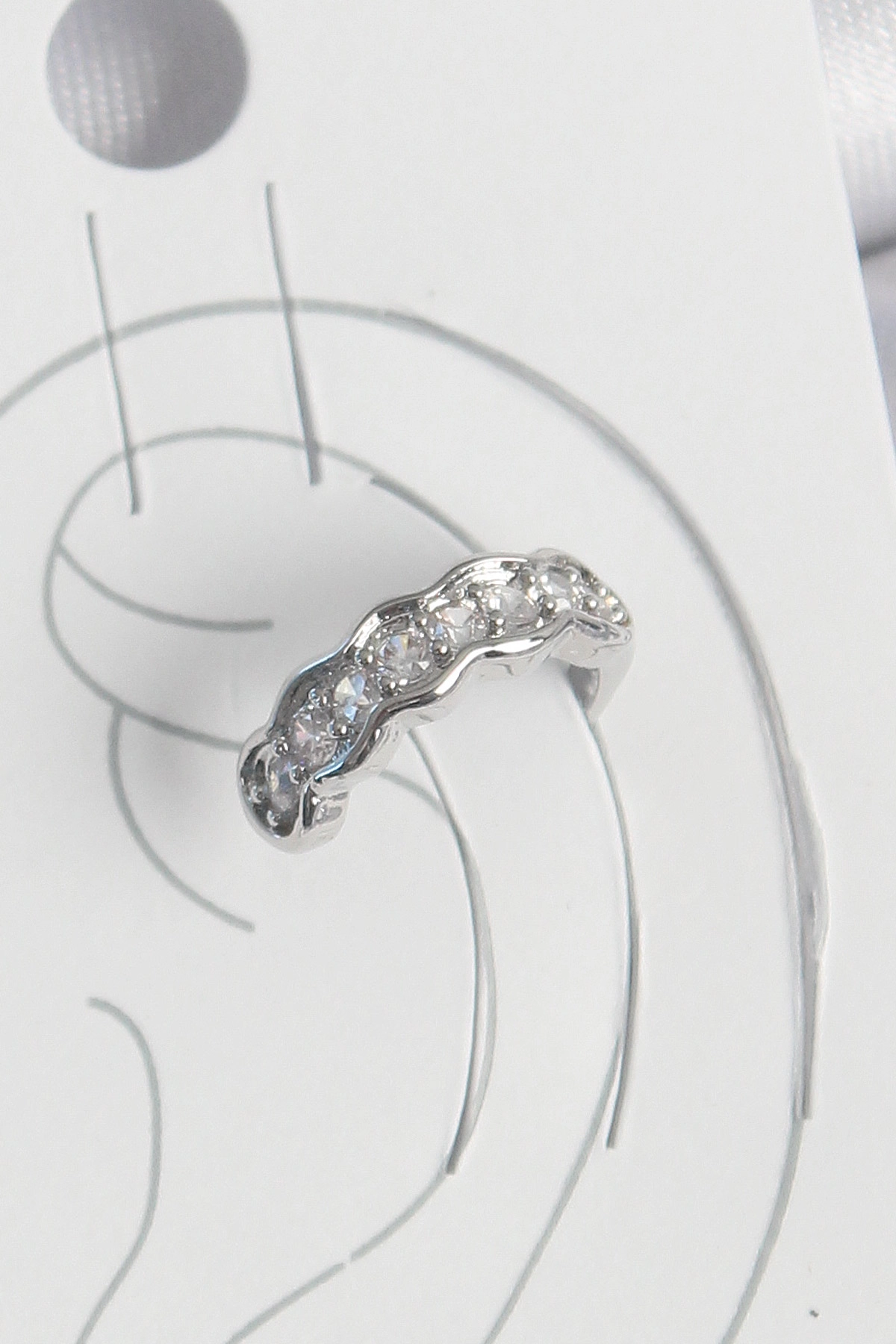 Pirinç Gümüş Renk Zirkon Taşlı Kıkırdak Model Kadın Küpe